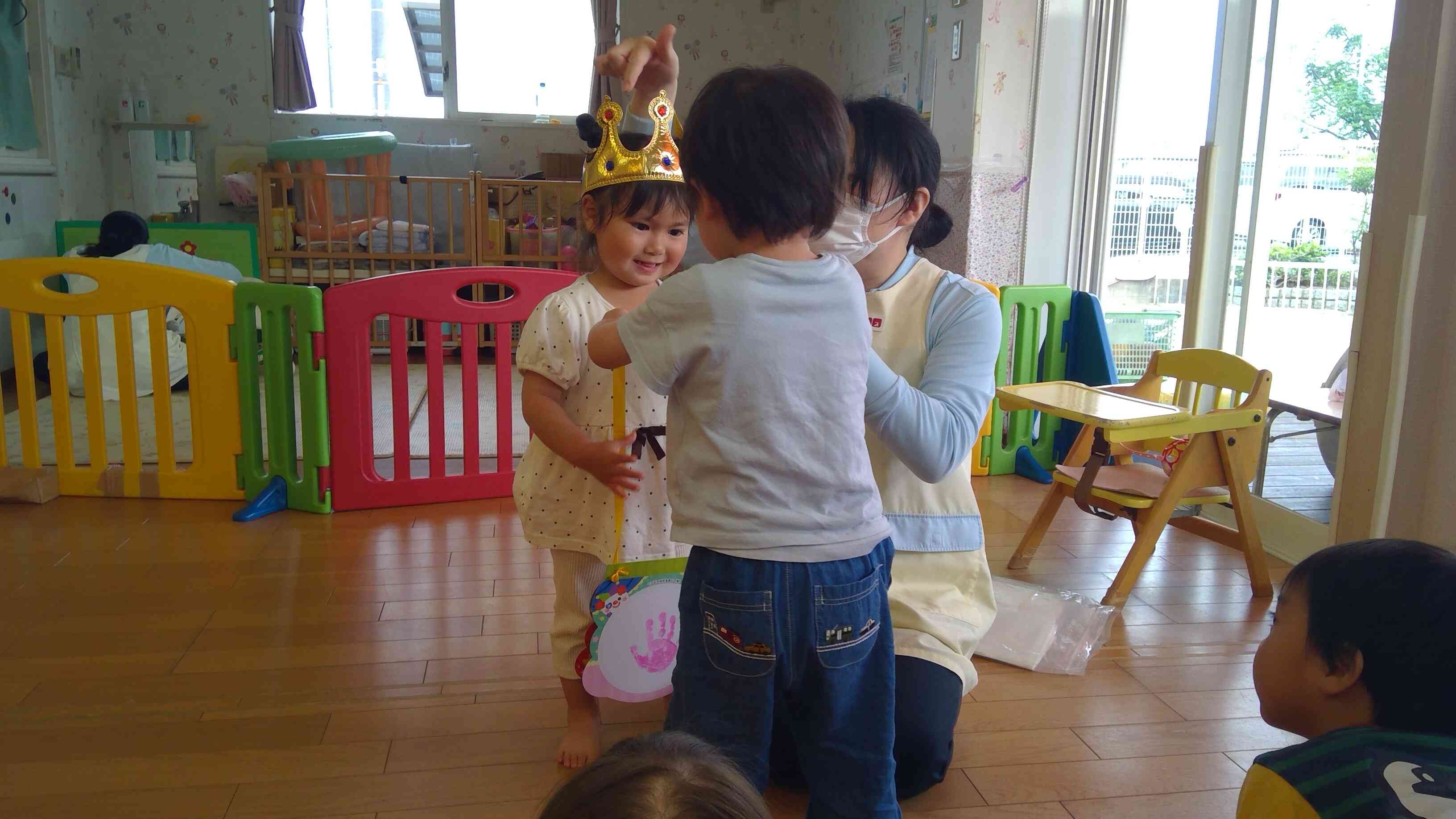 仲良しのお友だちが、『おめでとう』とお誕生日カードをかけてくれました。