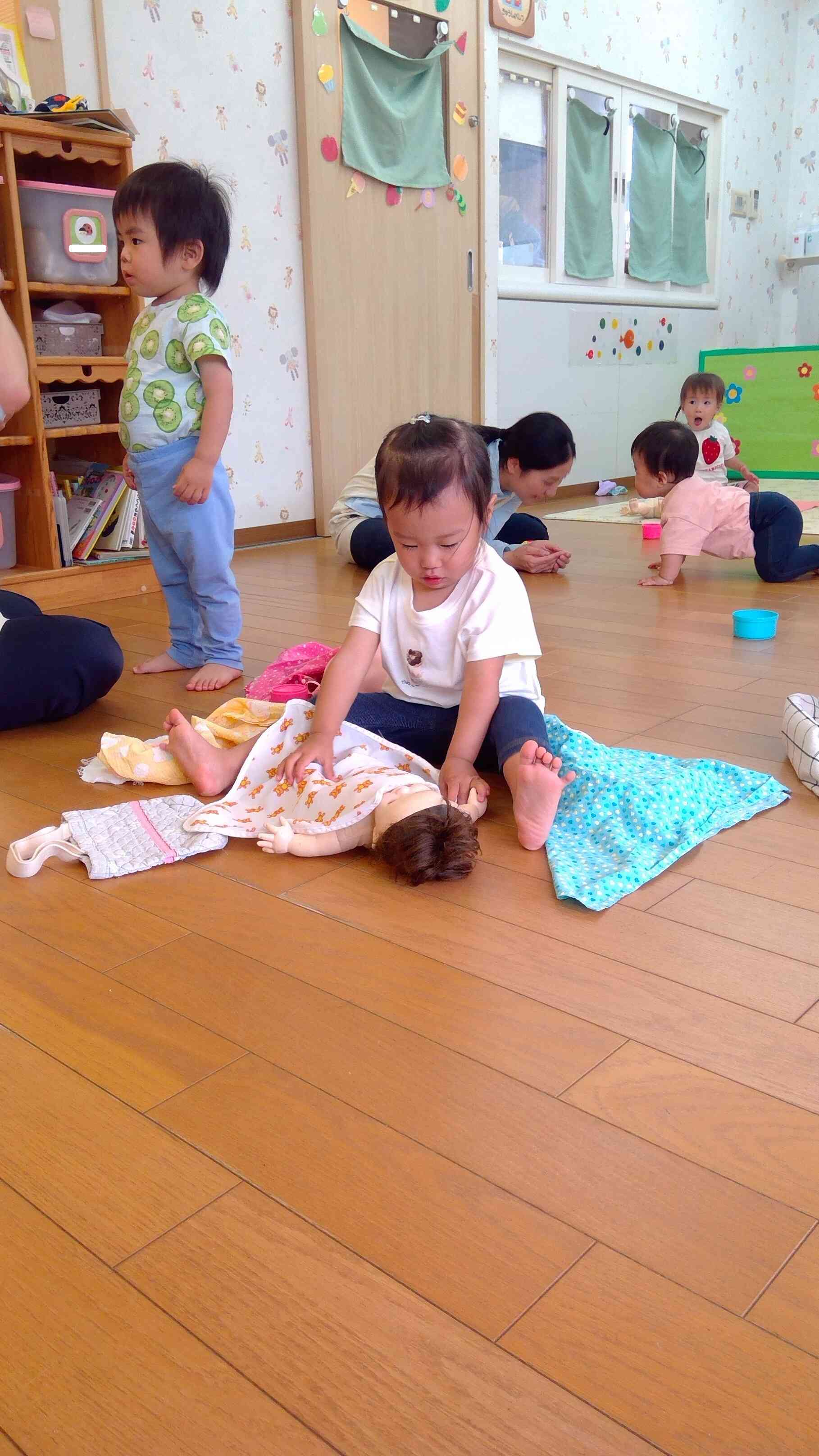 「ねえねえ、ねんねするー？」