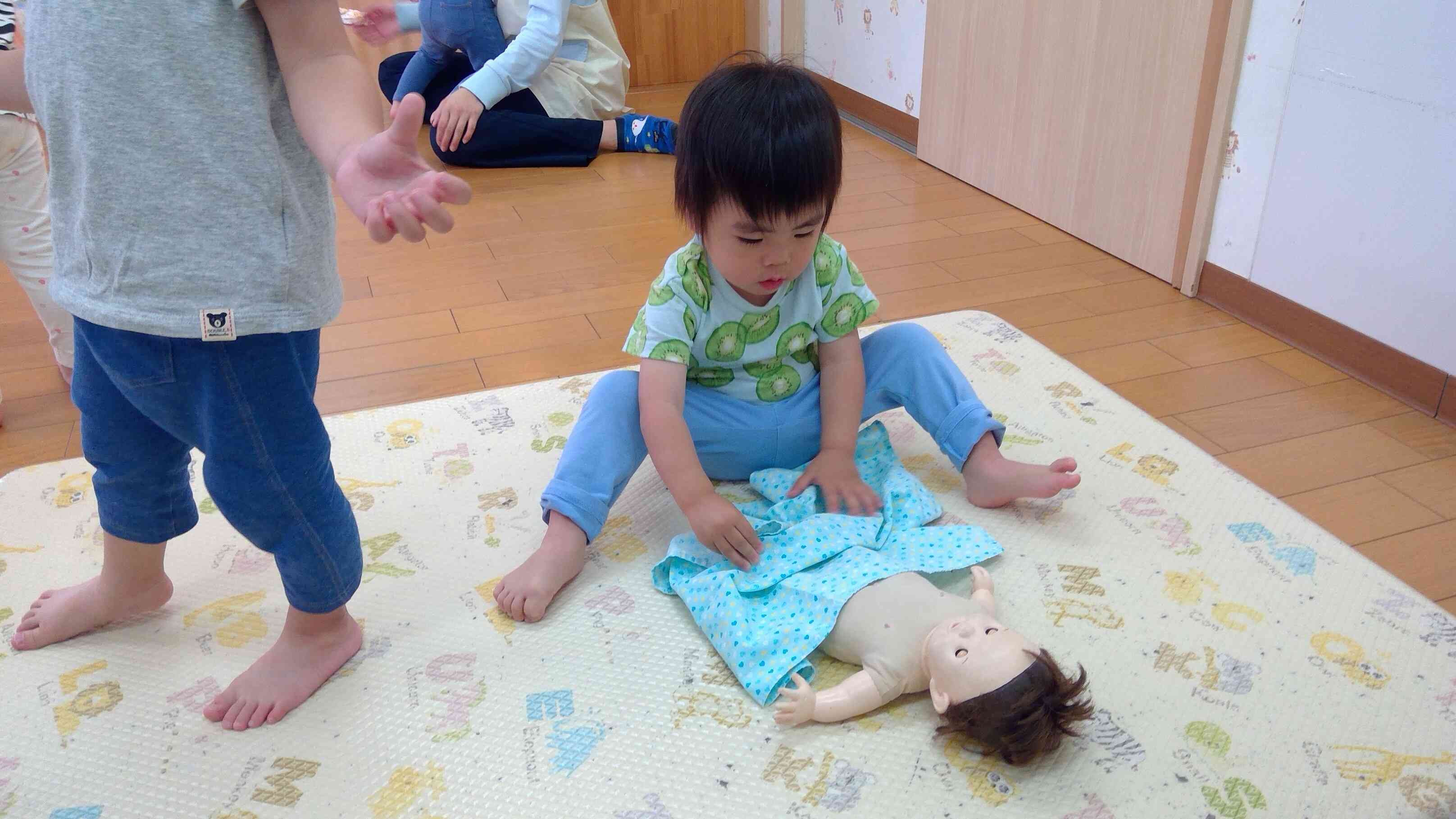 優しくトントン、ねんねしようねー。