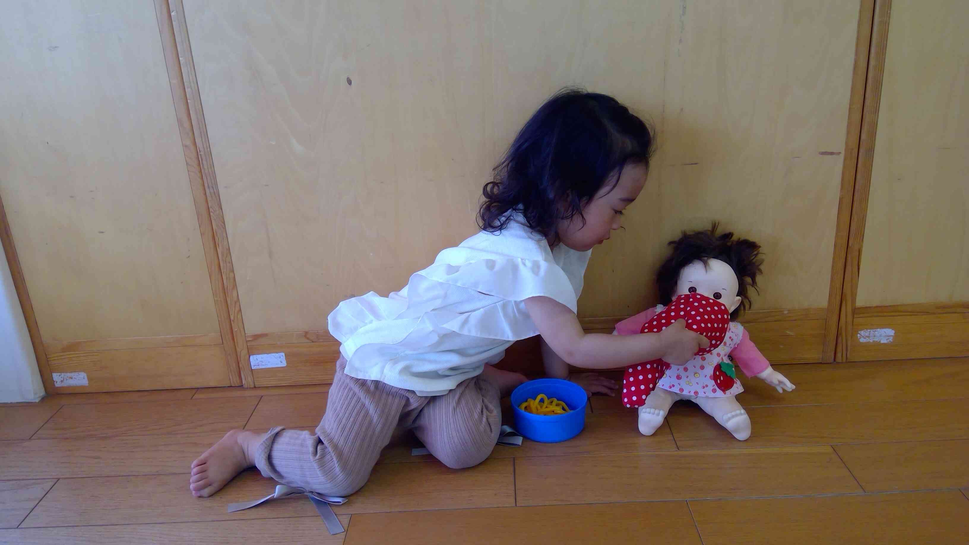 大好きなポポちゃんに「アイスどうぞー」と食べさせてあげるあひるぐみ（1歳児）のおともだち。