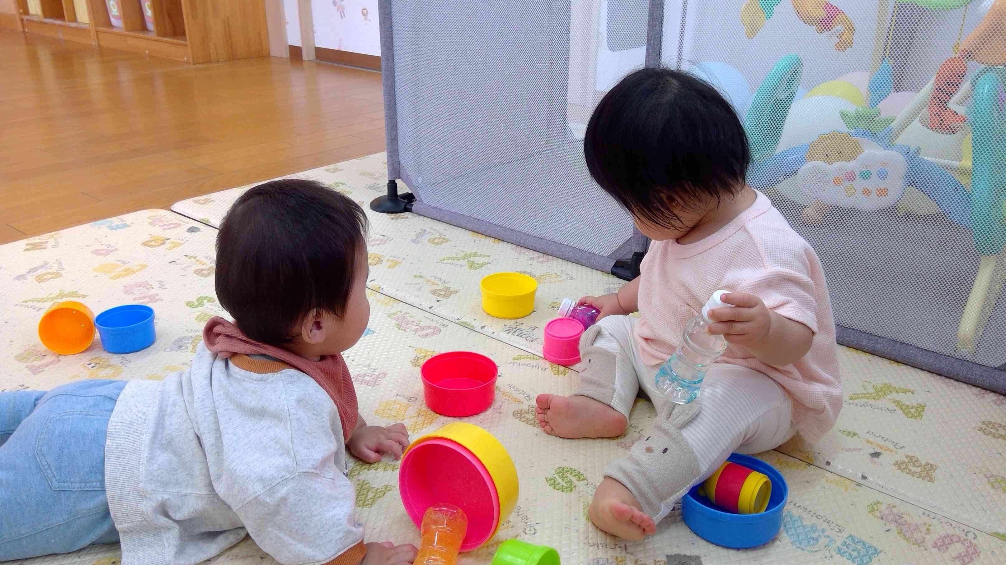 おともだちが遊んでいる様子を、じーっと観察中。