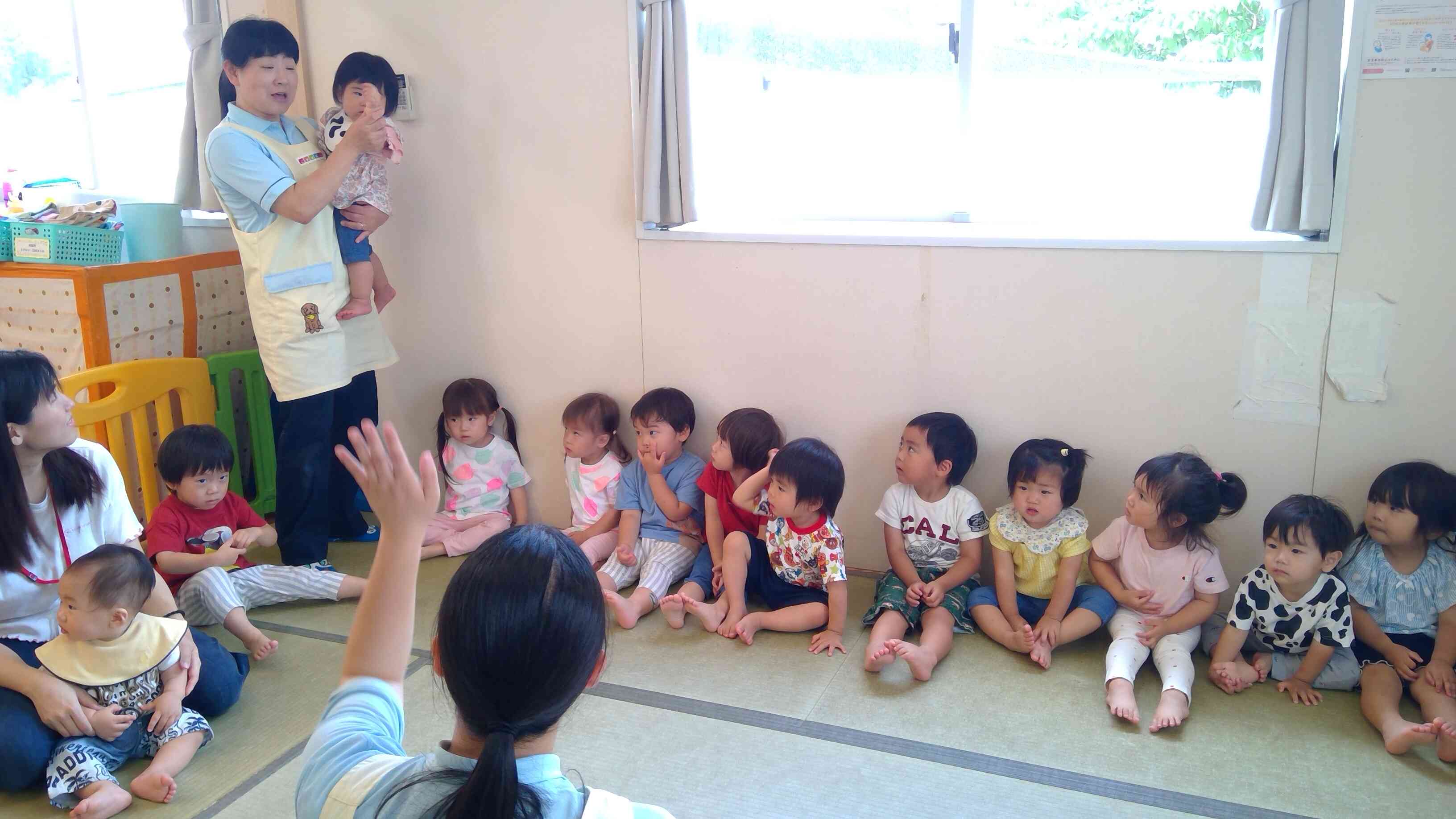 お名前を呼ばれて、抱っこしてくれている保育士と一緒に「は～い」