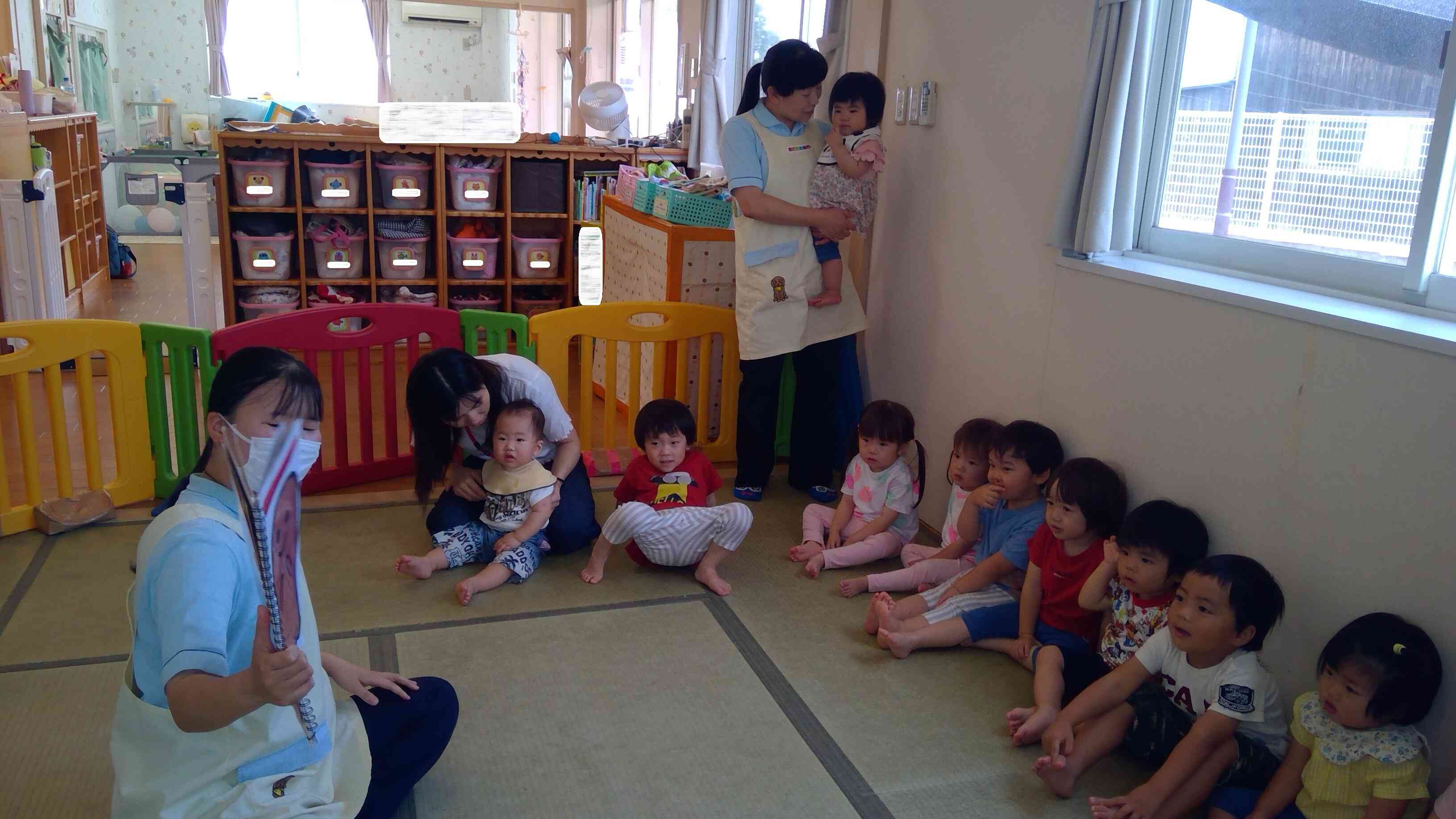 オバケが変身するマジックシアター、目をキラキラさせて注目する子ども達。