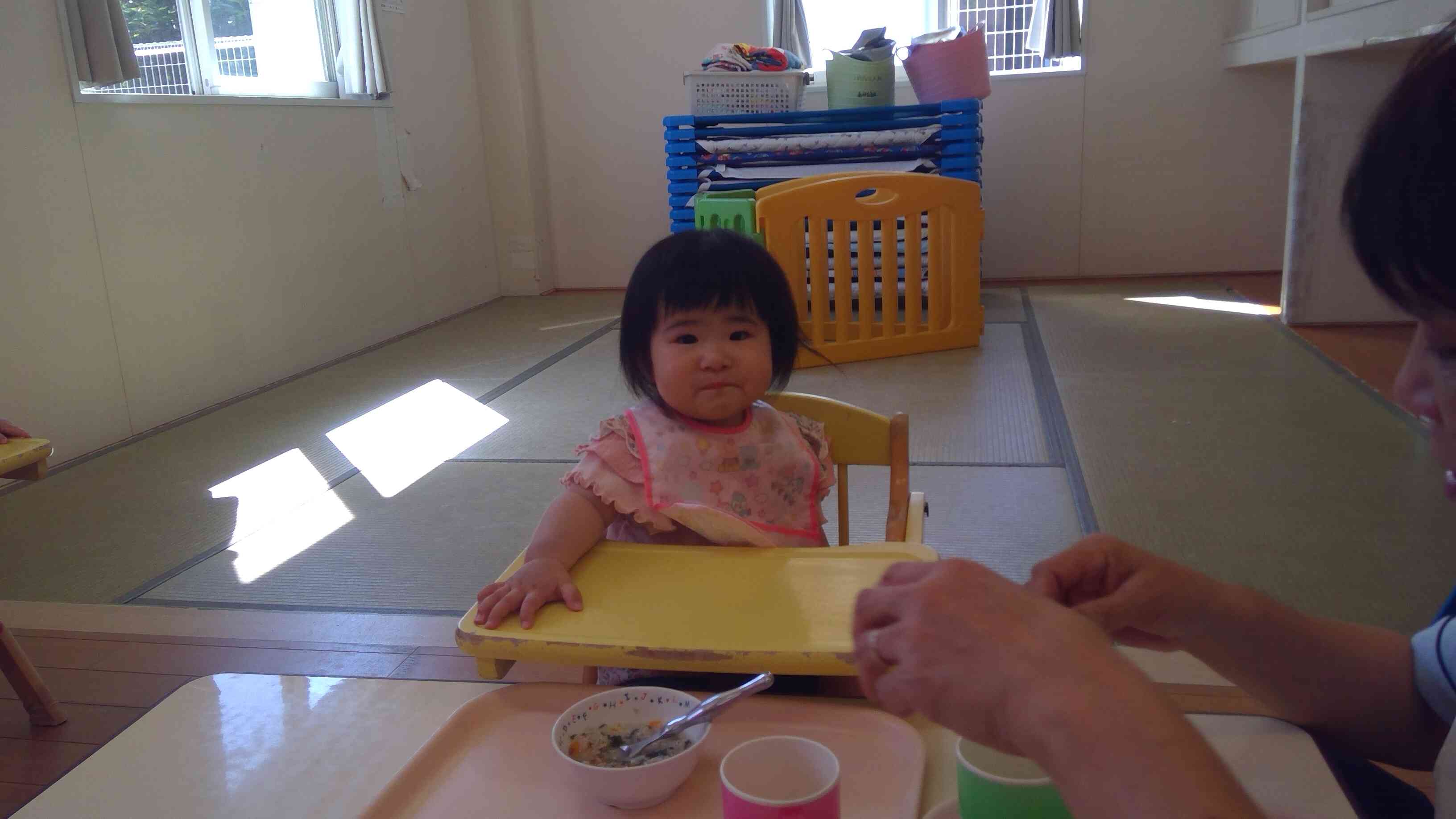 「いただきま～す」おいしいおやつ、食べようね～。