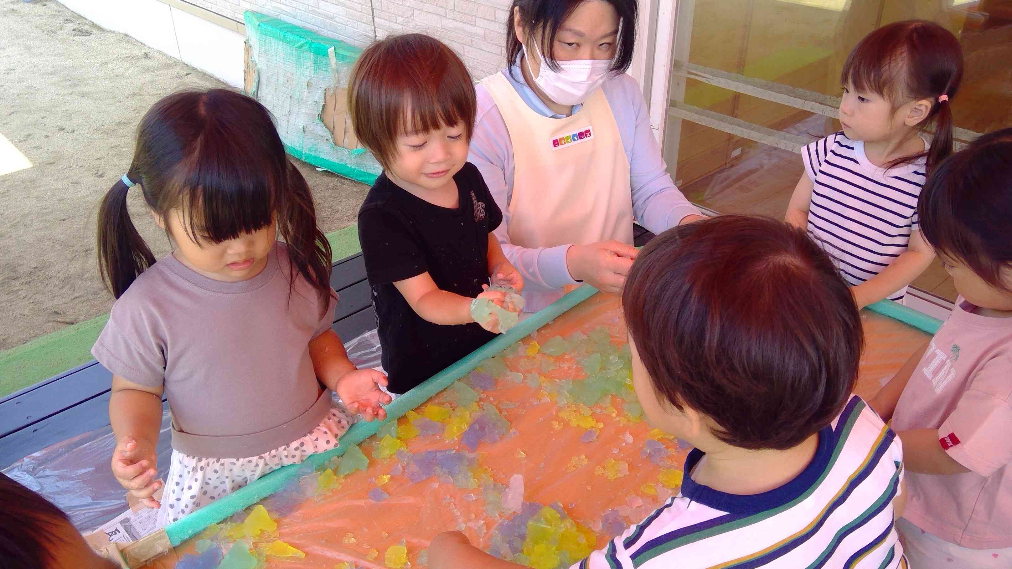 力強くぐちゃ～。かんてんがつぶれる感触を楽しみます。