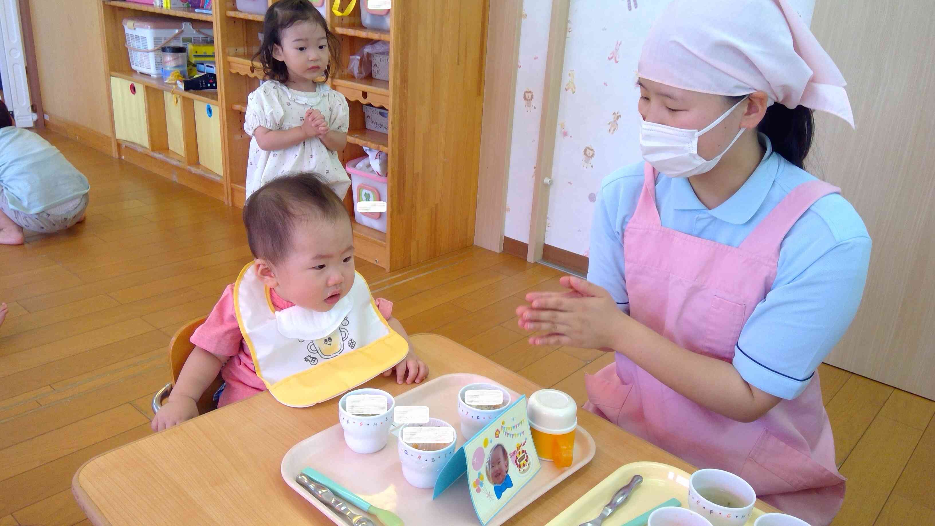 みんなで「いただきます」をして、給食のスタート。