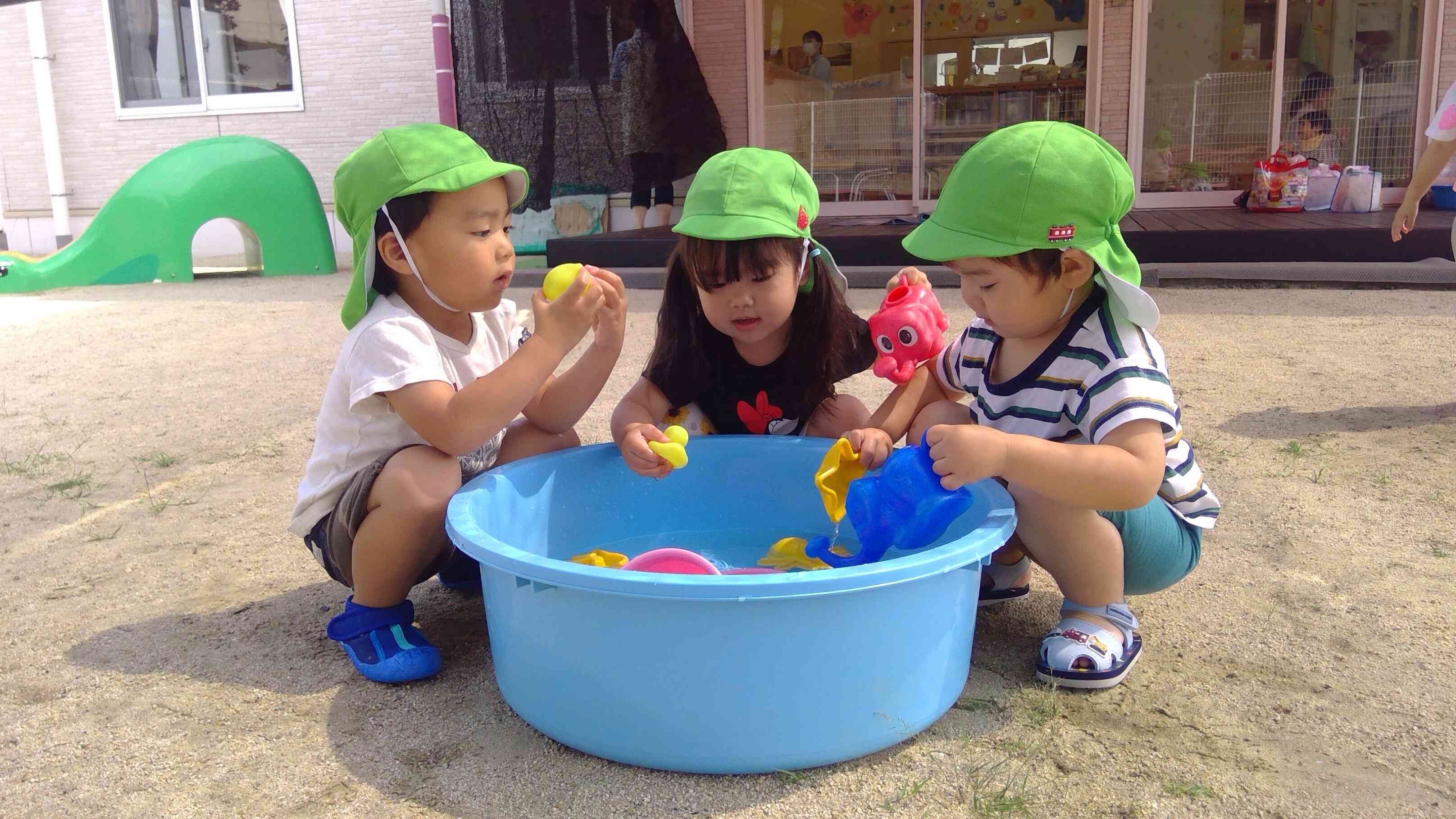 最初はお水遊び用のおもちゃの観察から。
