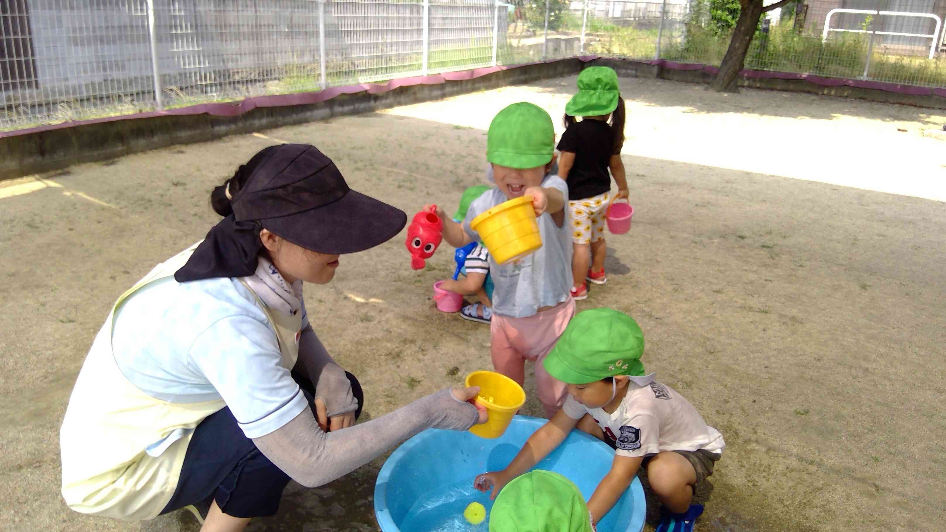 「せんせいいくよー」とバケツからバケツにお水を移しますよー。
