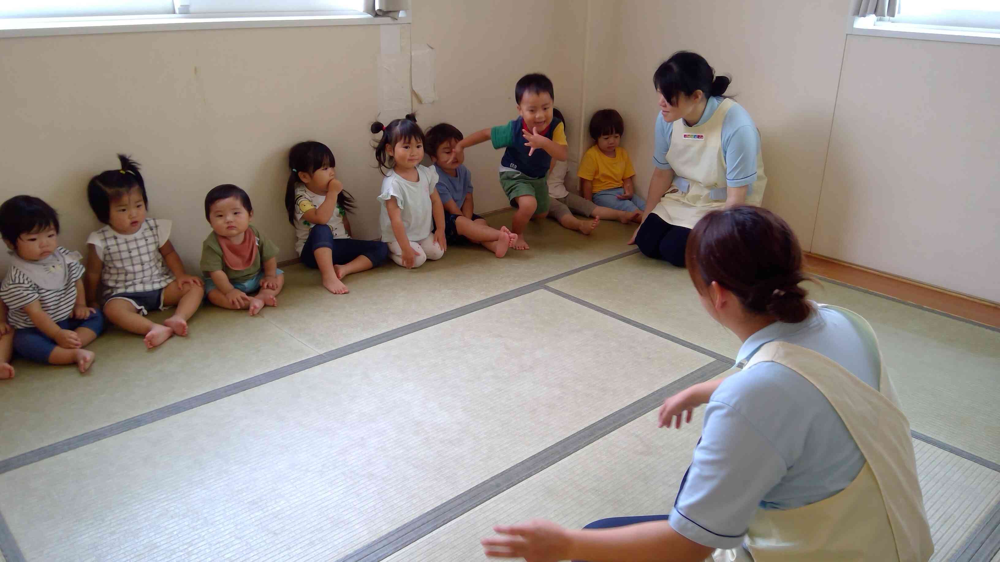 「今日お誕生日のおともだちー。〇〇ちゃん」とお名前を呼ばれると保育者のところまで元気いっぱい出てくることができました。
