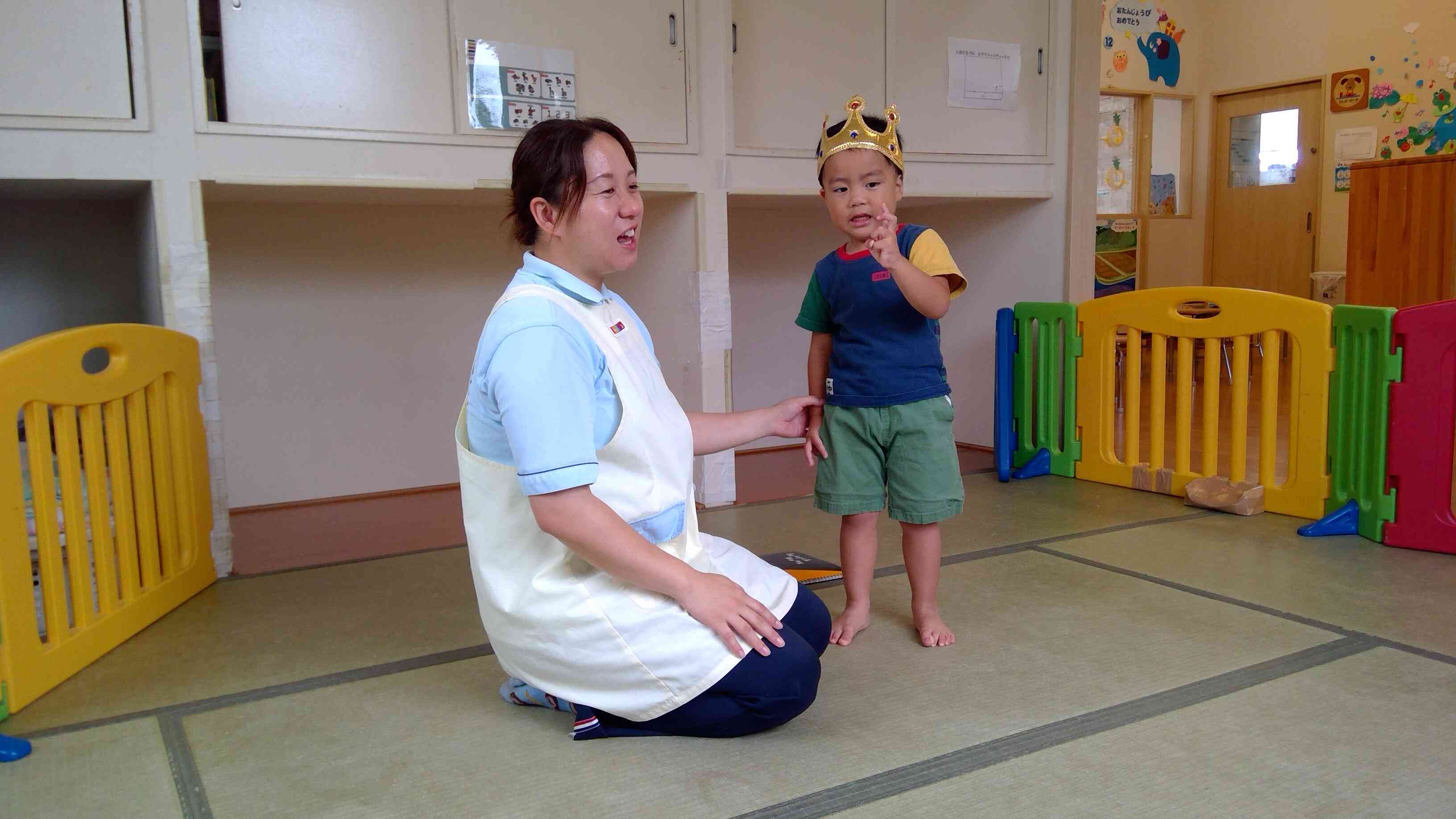「何歳になったのかなー？」保育者の質問に、頑張って指で教えてくれましたよ。