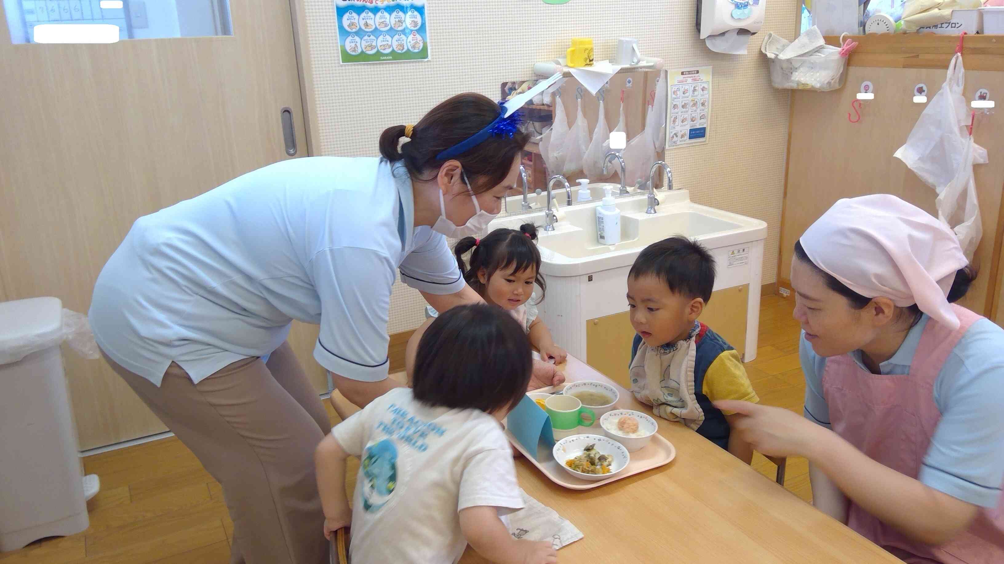 給食の先生がバースデー給食を運んで来てくれましたよ。