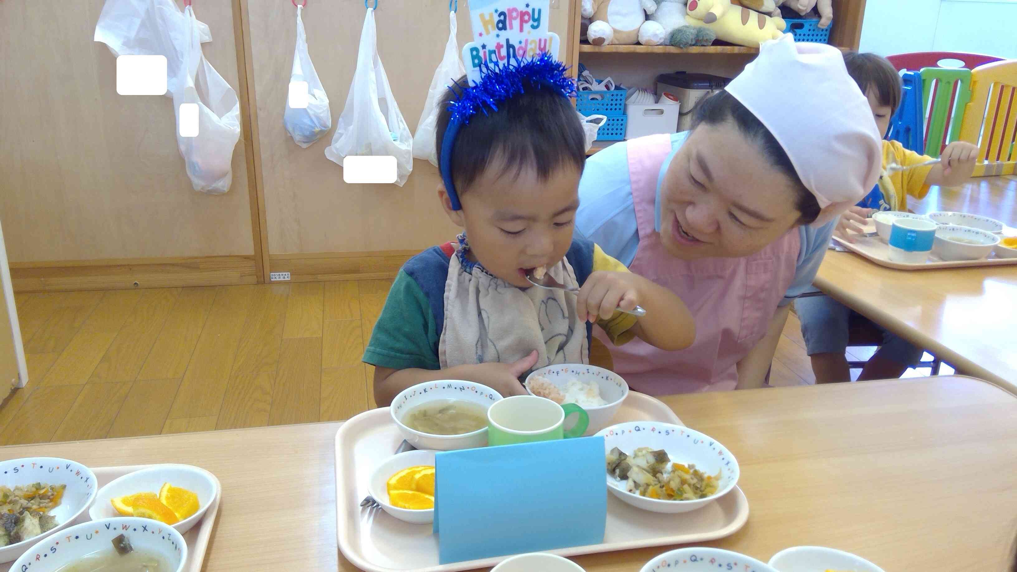 ハートの形のケチャップライスがご飯の上に。大喜びで、一番に食べちゃいました。