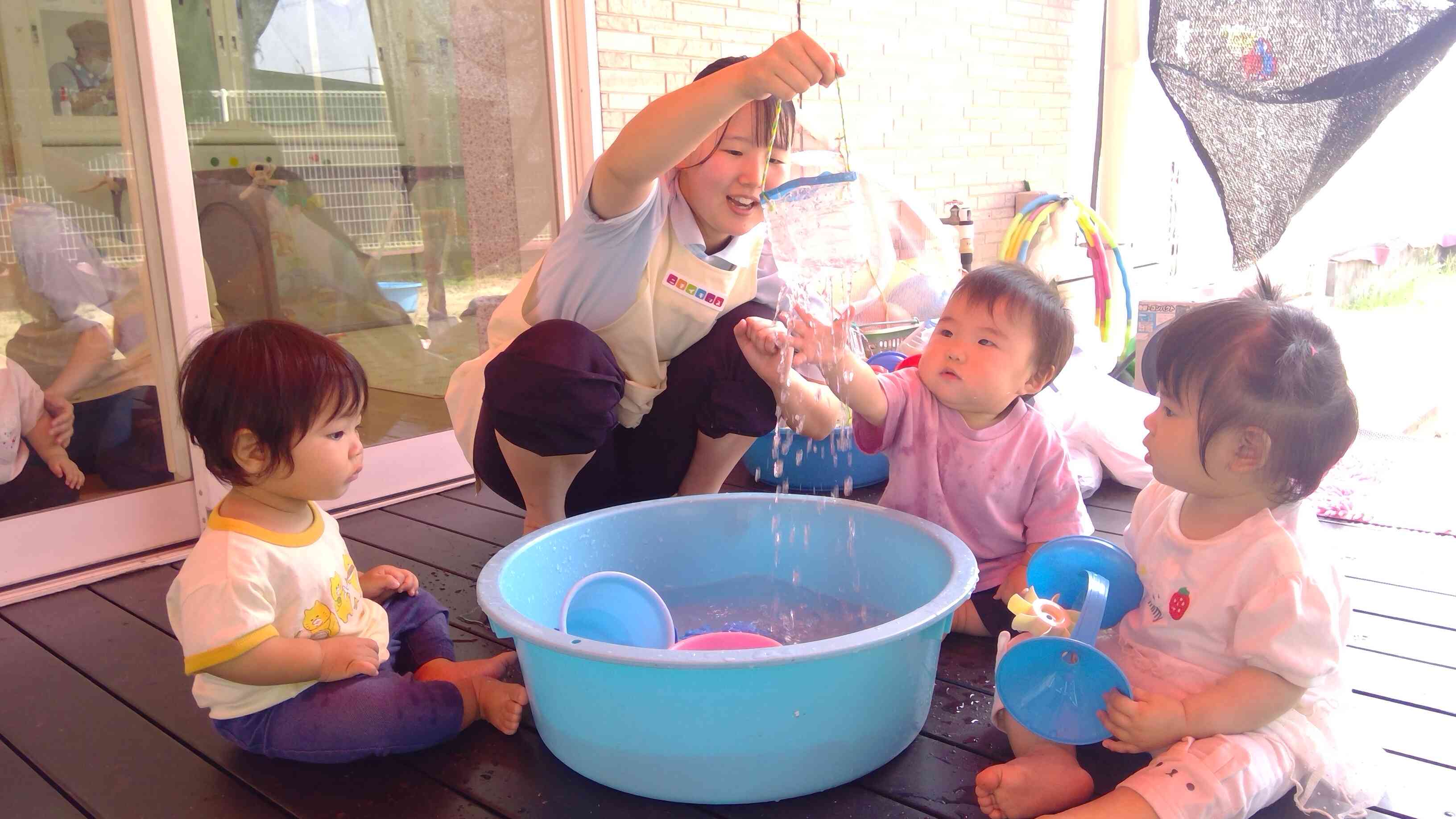 シャワーのお水つかまえた～。
