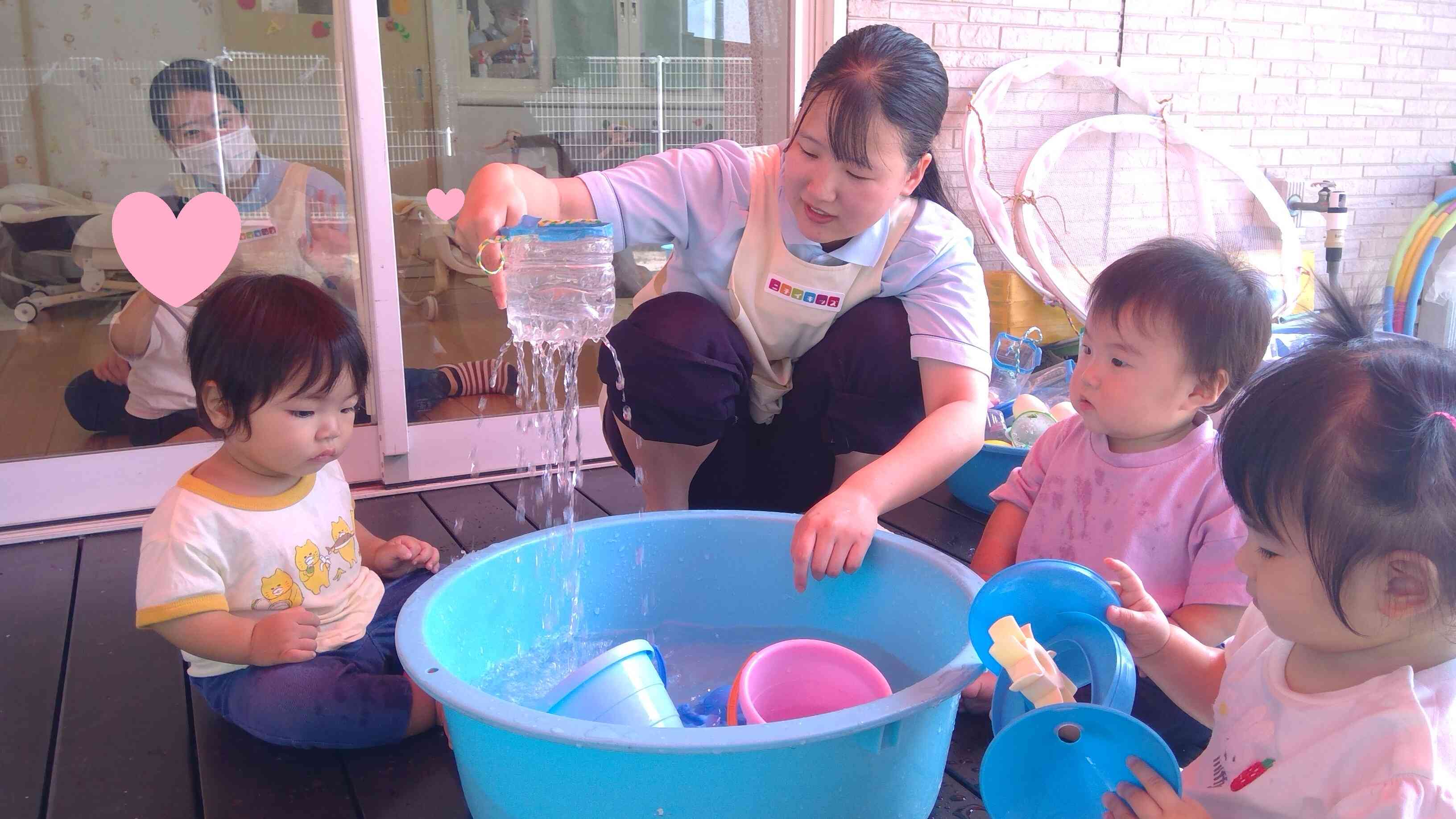 お水が流れる様子にみんな注目。