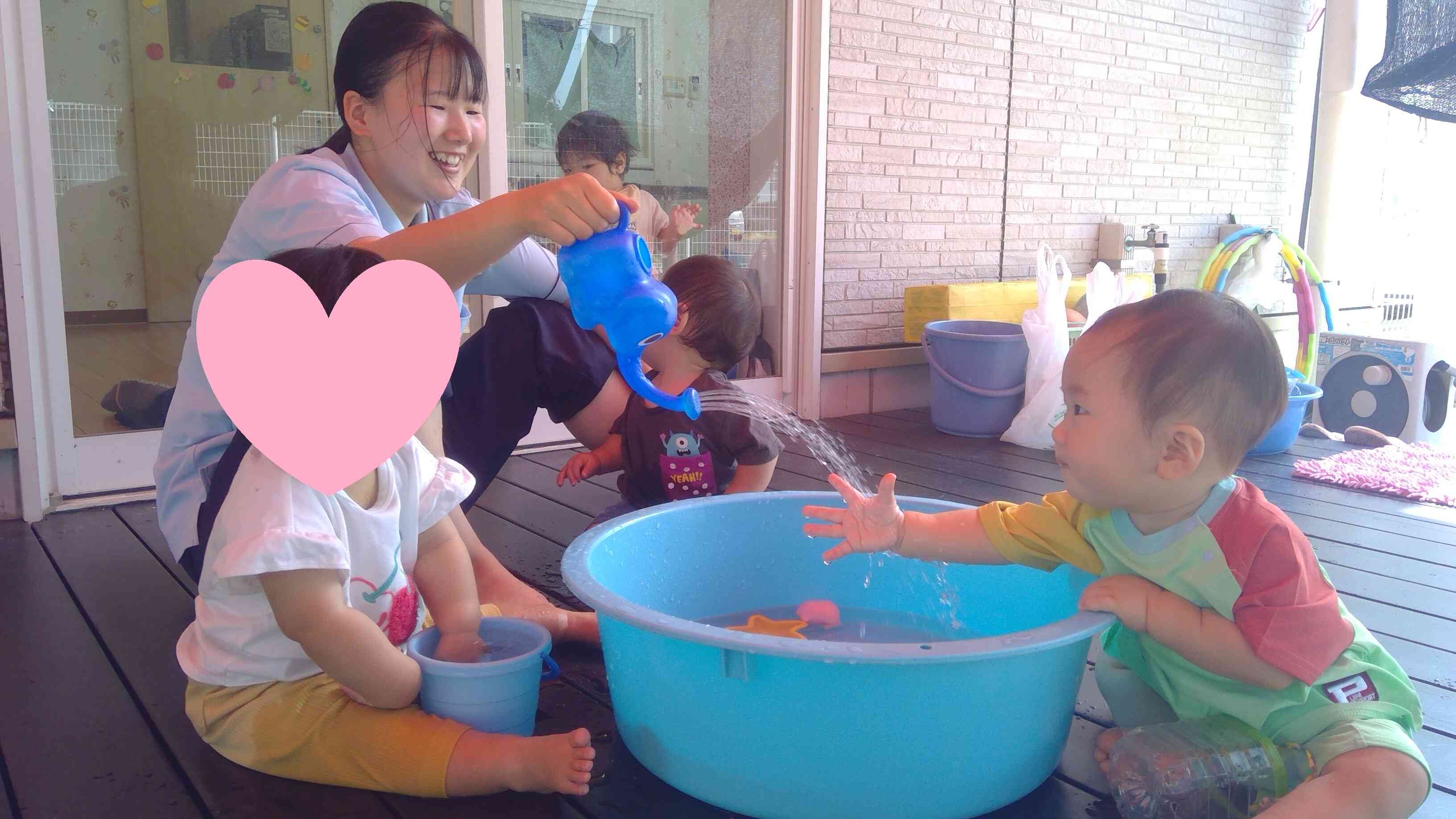ニコニコでお水を触ってあそんだよ。