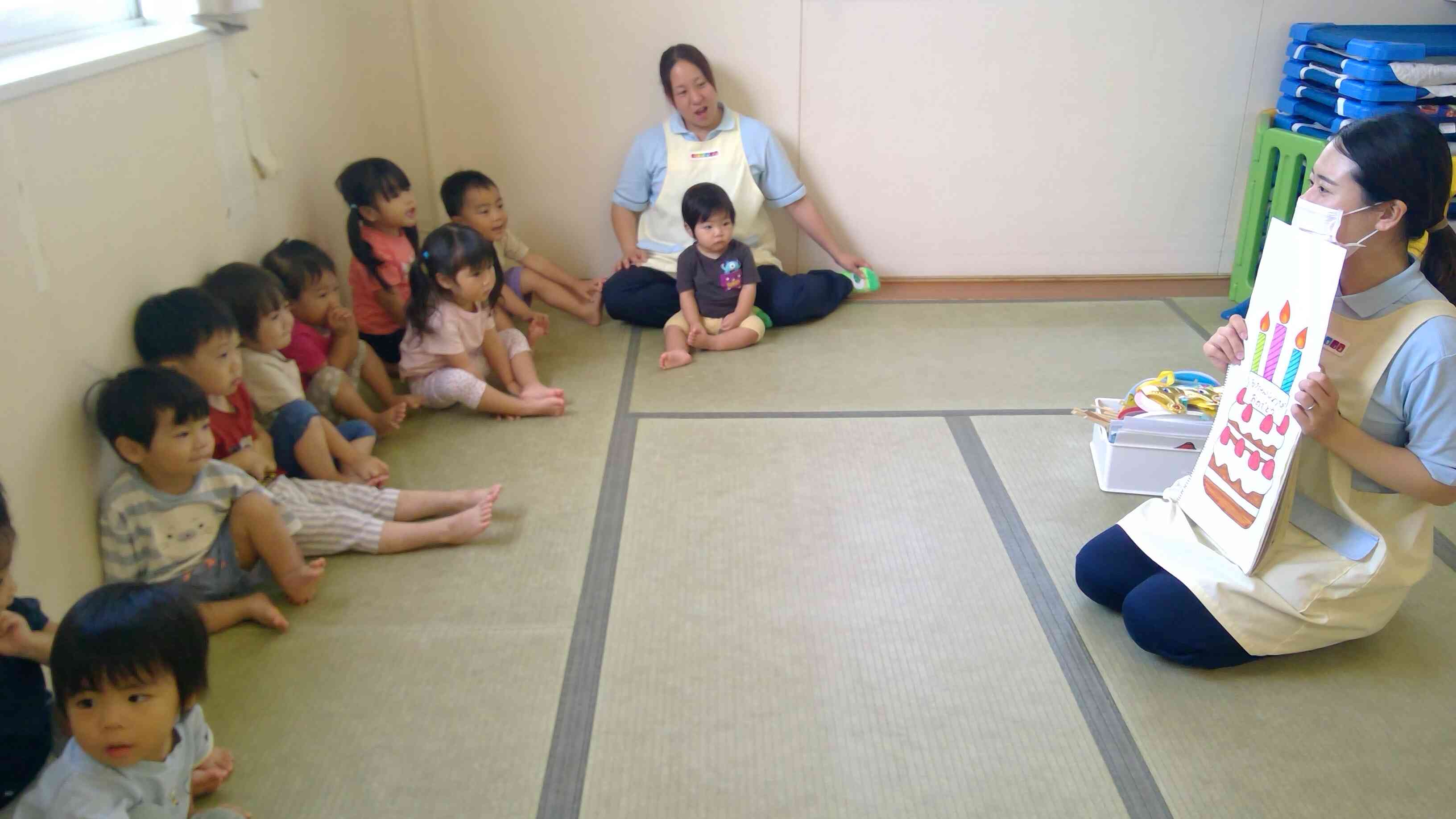 最後は大きなバースデーケーキが出てきてビックリの子ども達。