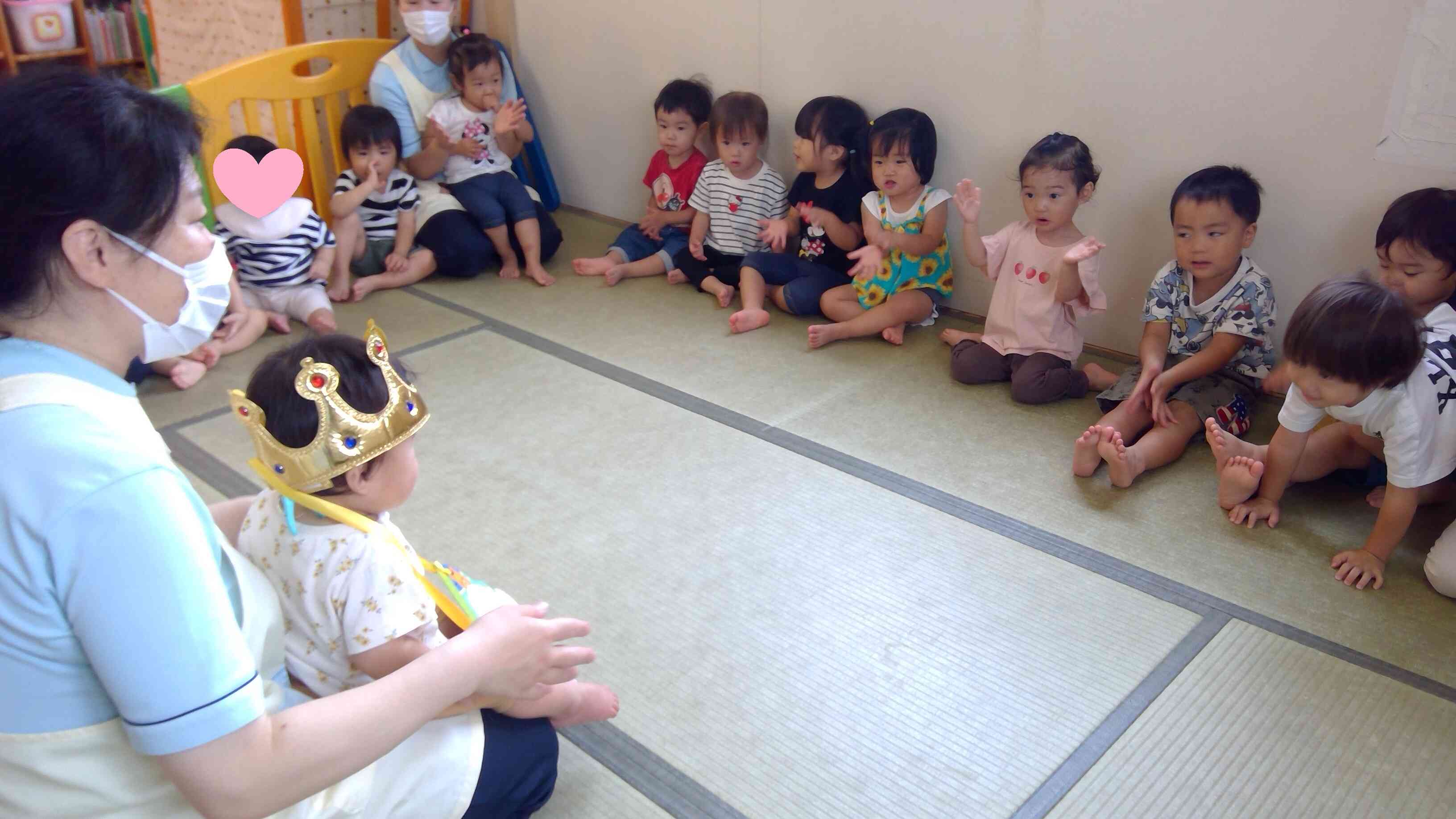 「たんたんたんたんたんじょうびー」みんなからお歌のプレゼント。