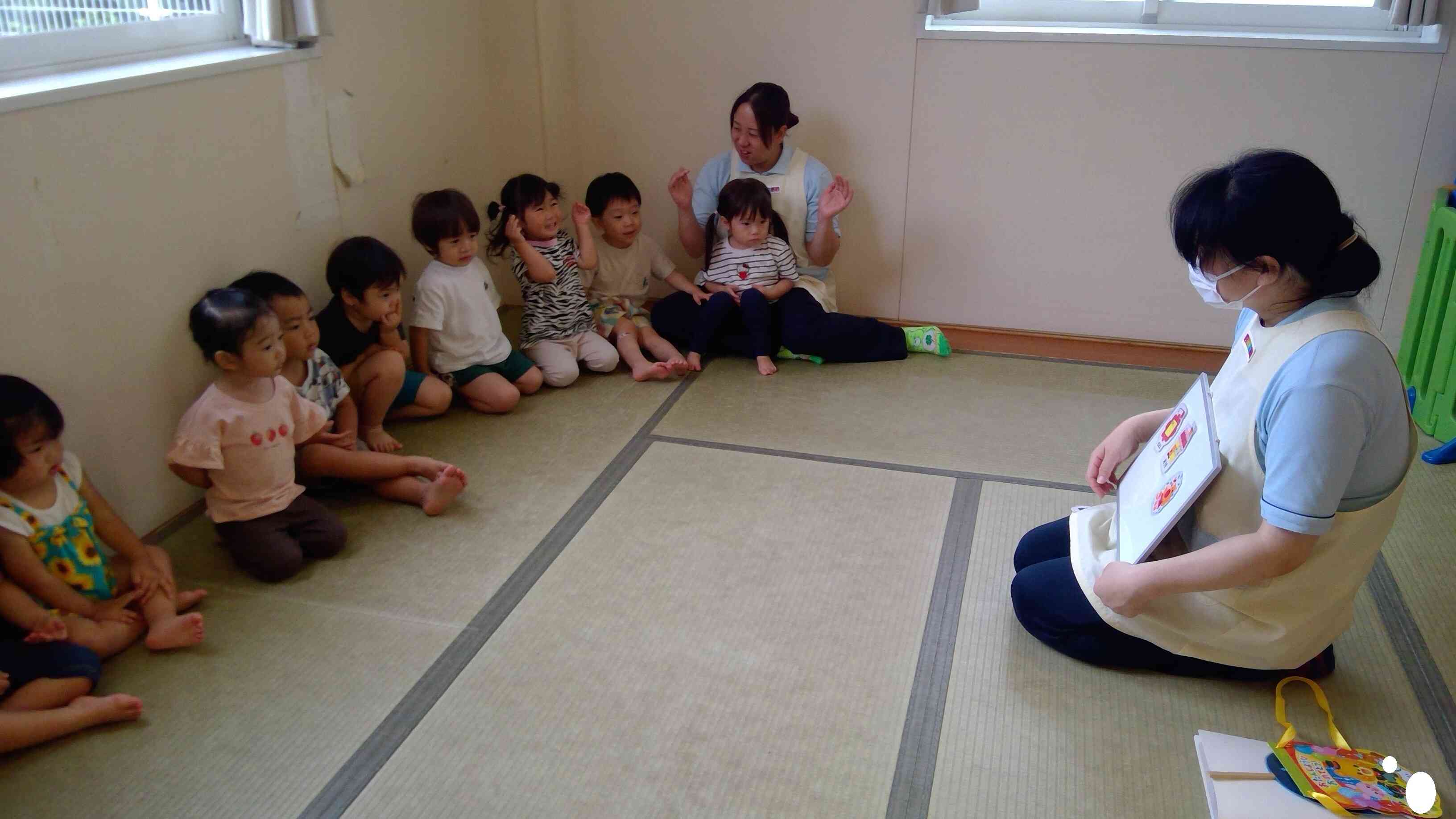 みんなノリノリで「おもちゃのチャチャチャ」。