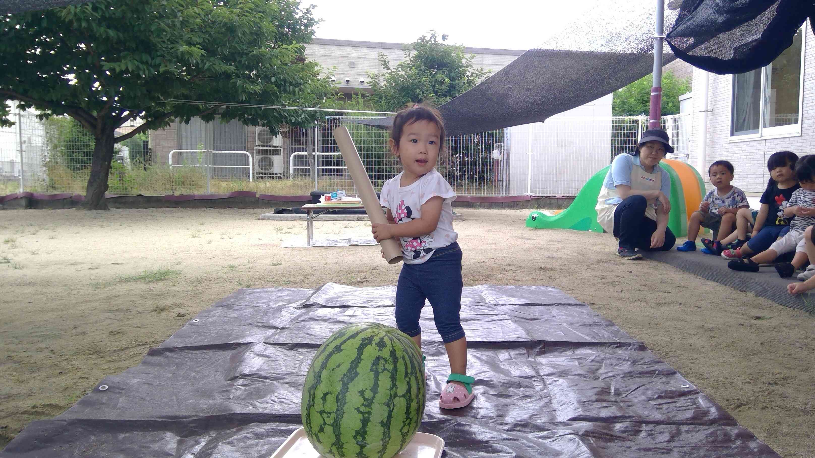 「さあ、割っちゃうよー」とカッコいいポーズで構えます。