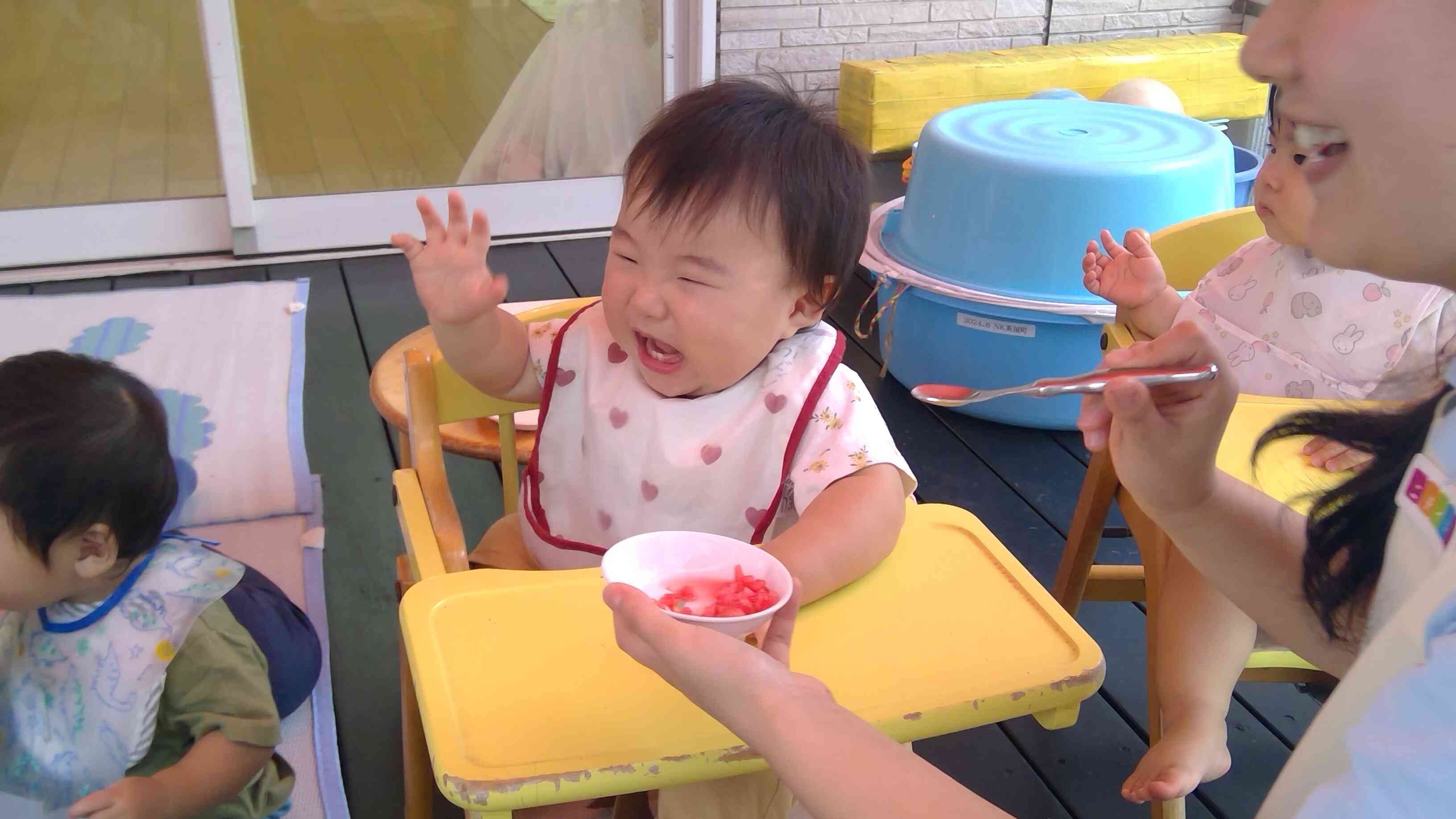 すいかを一口食べて大喜びのおともだち。