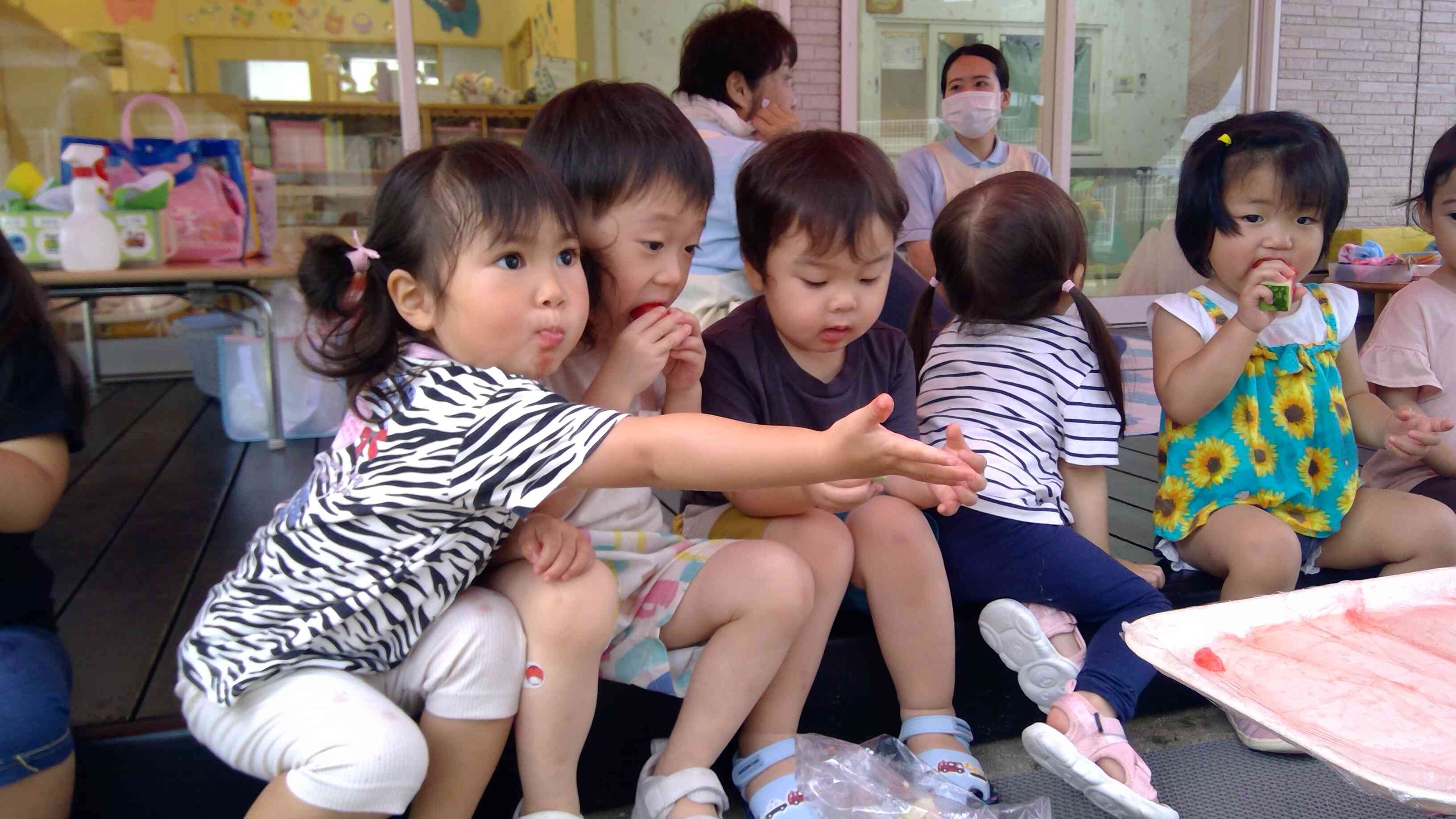 「おかわりくださーい」大好物のすいか、いっぱい食べたね。