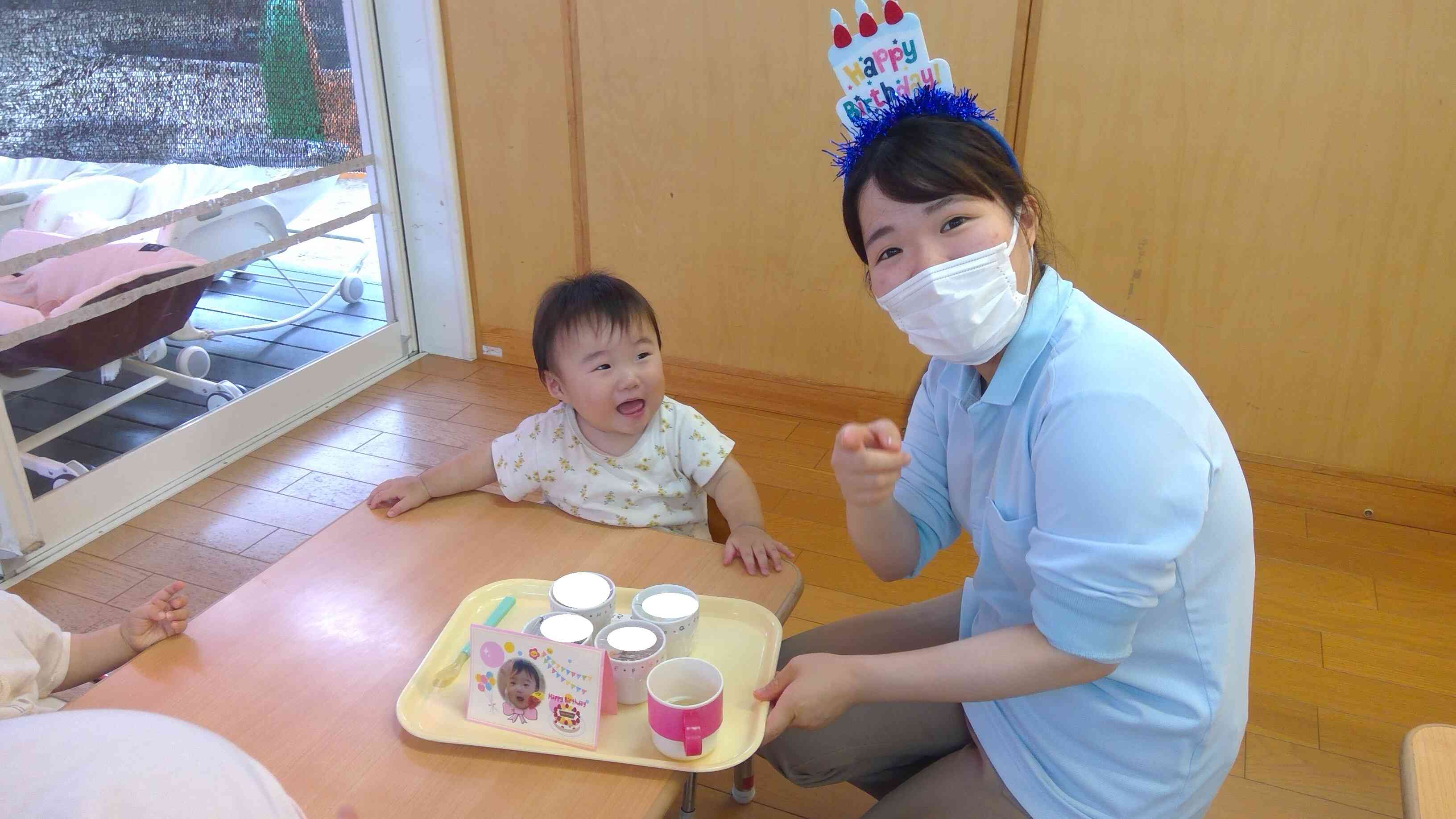 給食の先生と一緒にニコニコ。