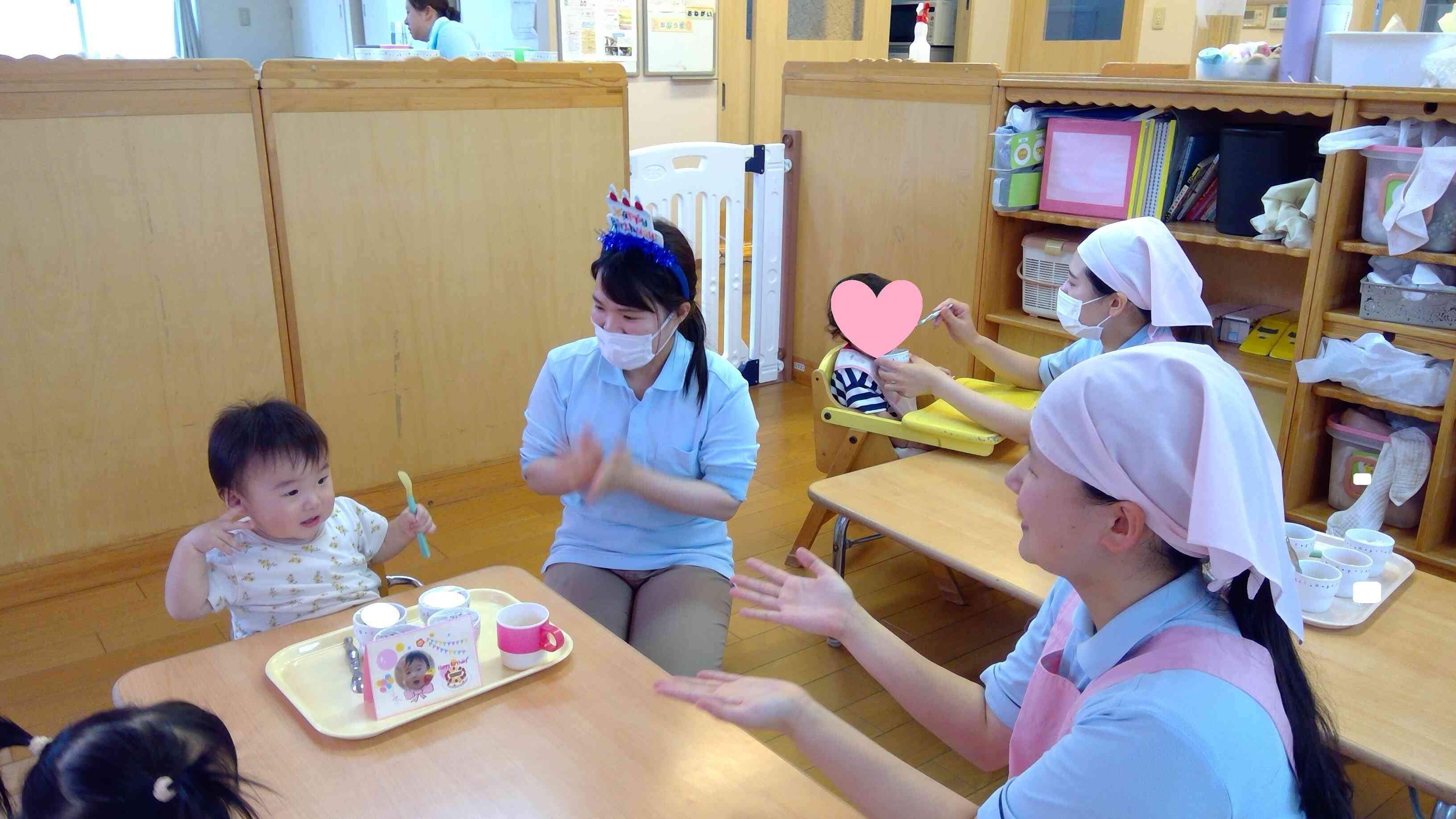 「たんたんたんたんたんじょうびー」お歌を歌ってもらってニコニコ。