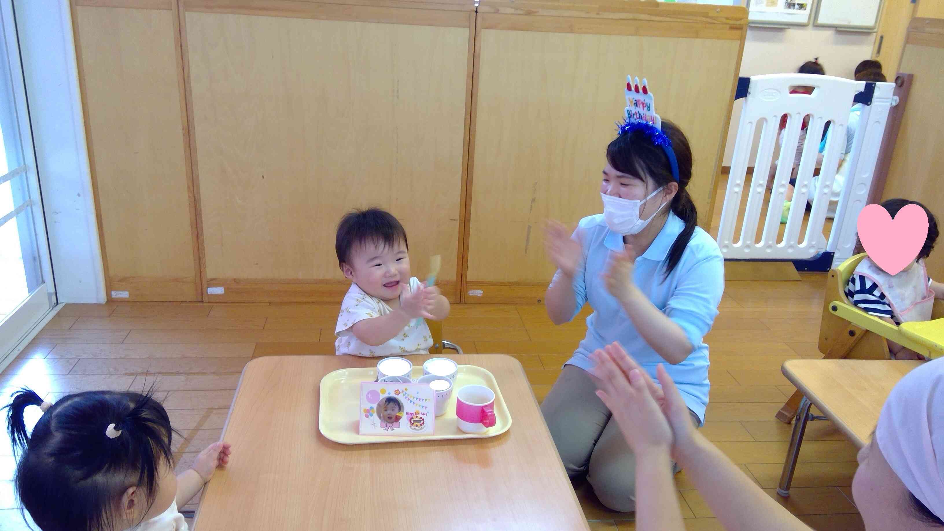 「おめでとー」の拍手に、一緒にパチパチ。