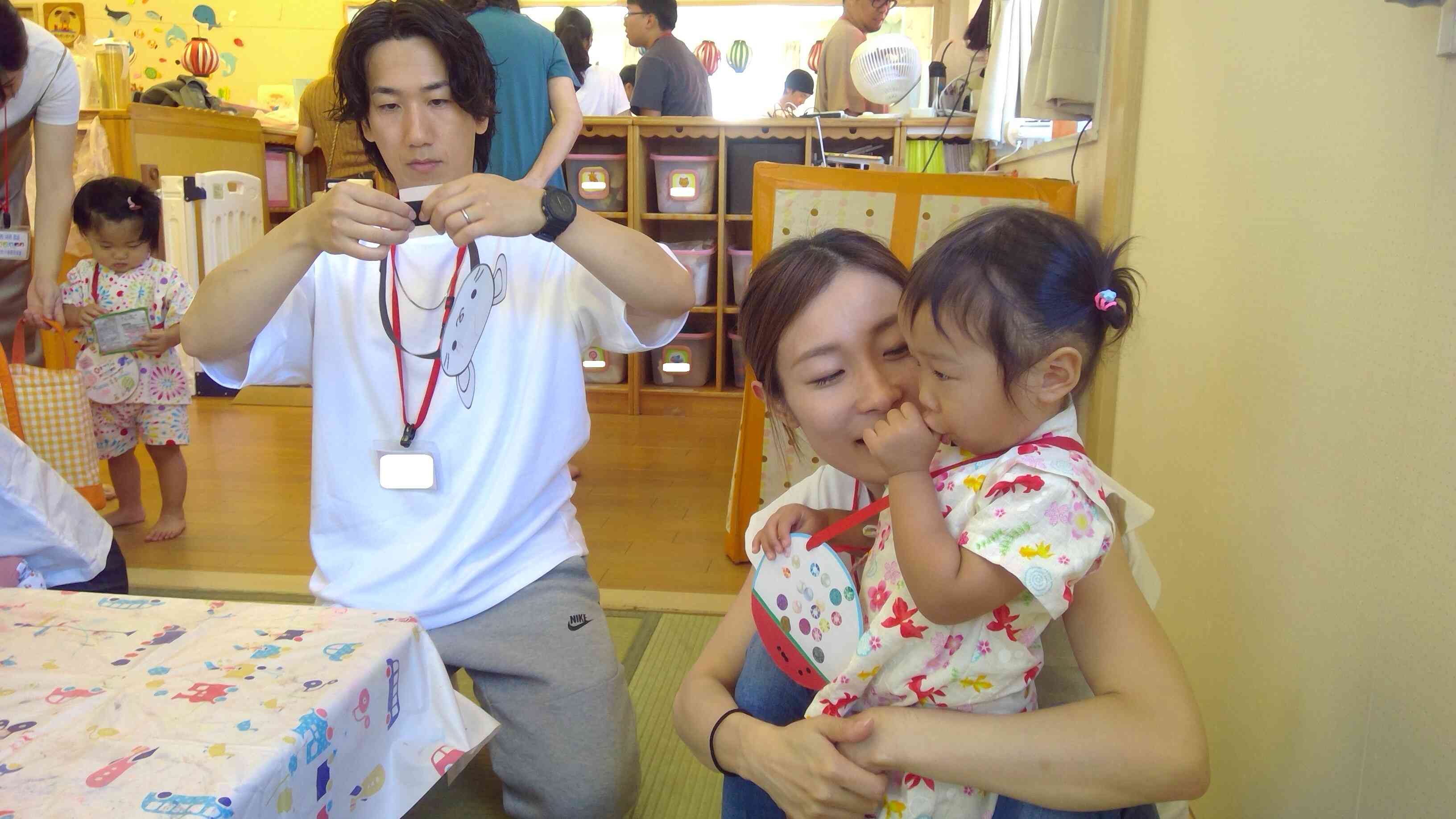 可愛く色塗りできたネズミさんのお面、最後の仕上げはパパがしてくれましたよ。