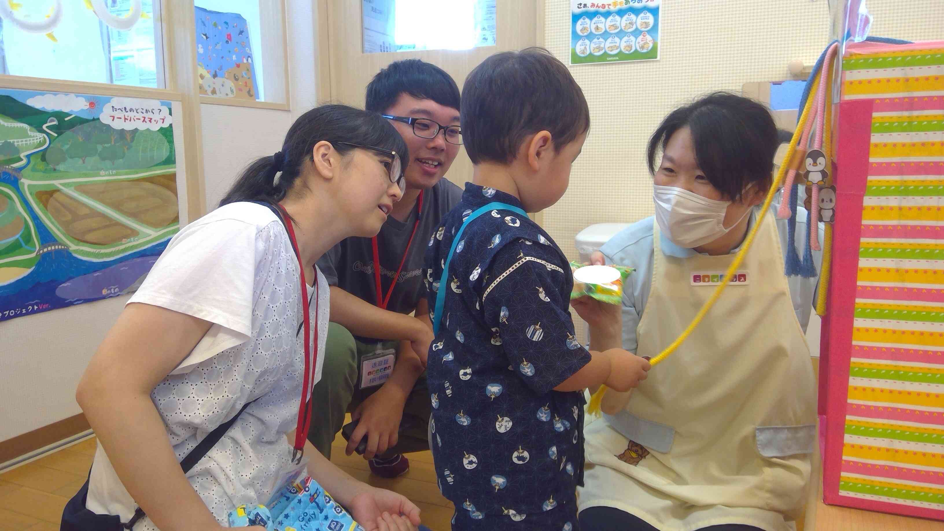 「ヤッター」紐の先にはお菓子が。