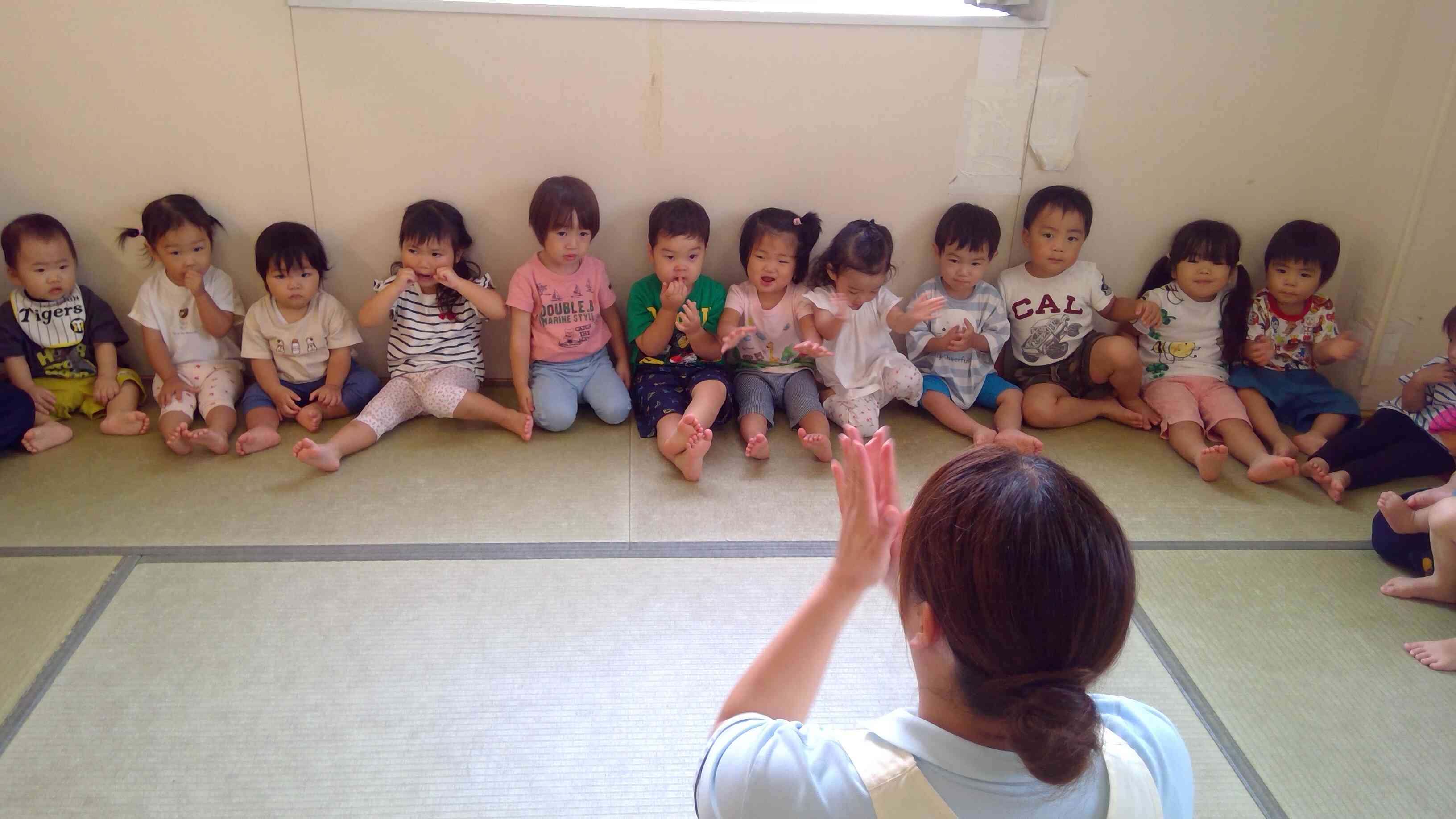大好きな手遊びをして、お誕生日会のスタート。