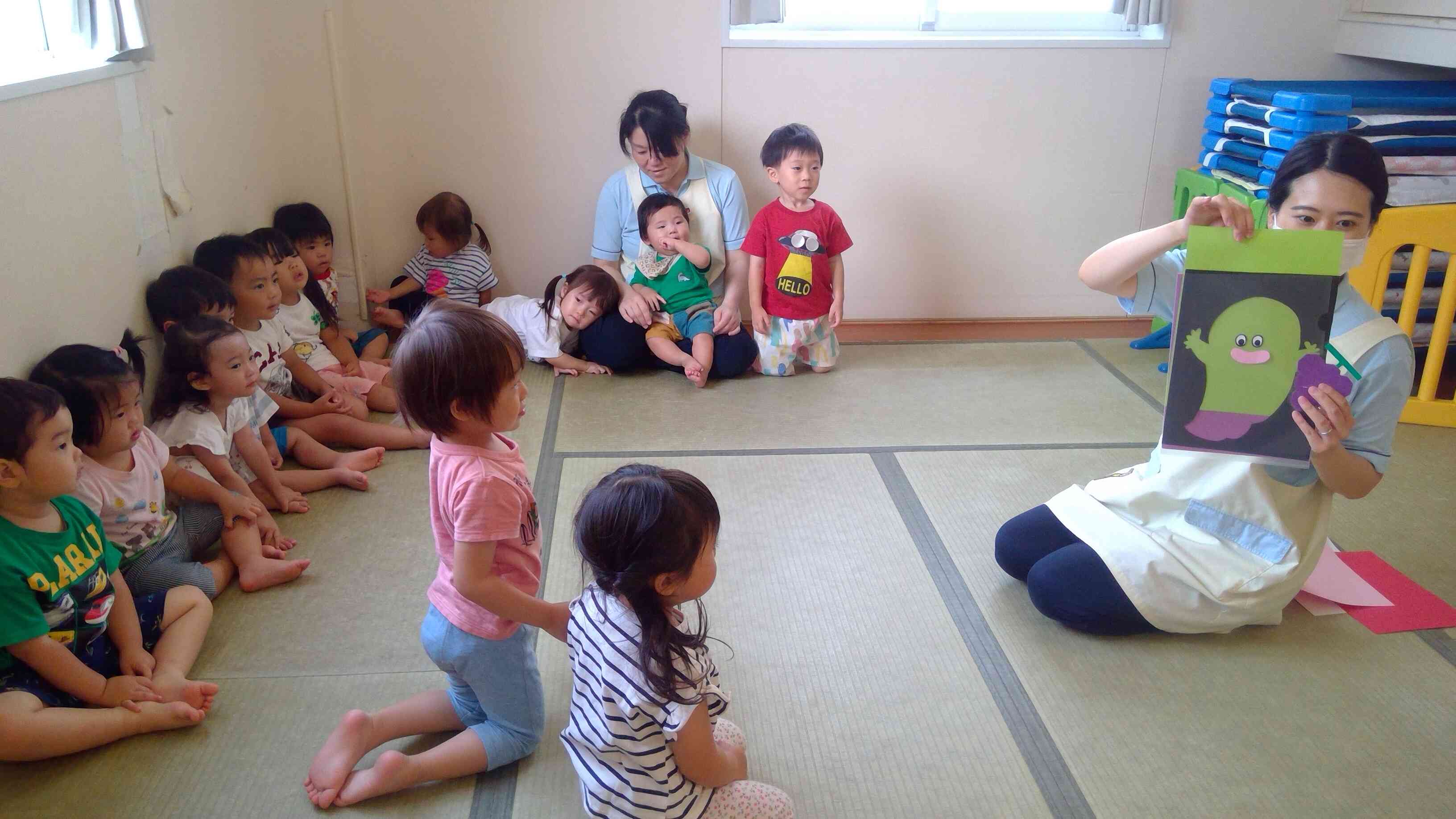 保育者からのプレゼントは、オバケが変身するスライドシアターでした。