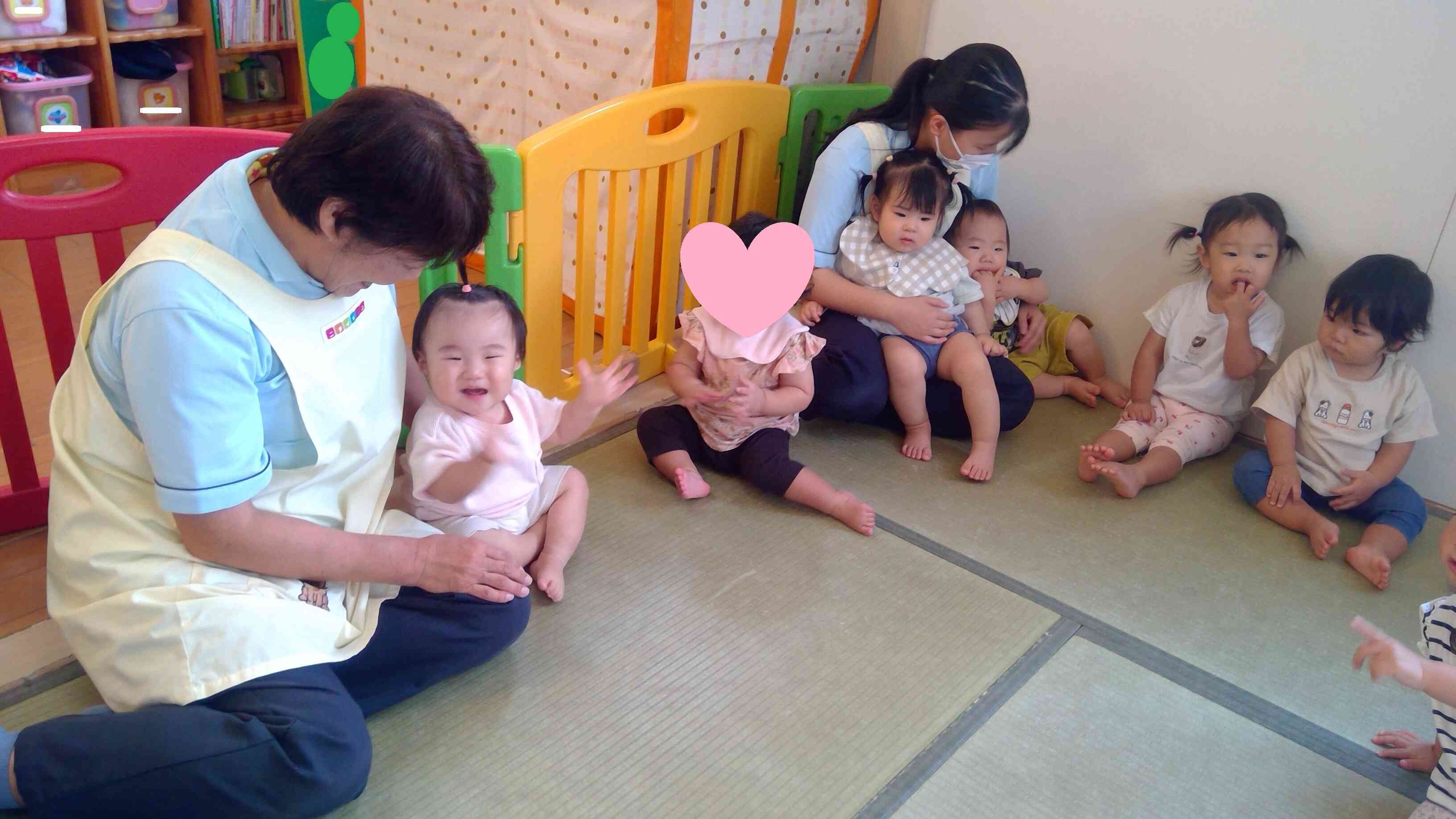 ひよこぐみさん（0歳児）もニコニコでおめでとーのパチパチ。