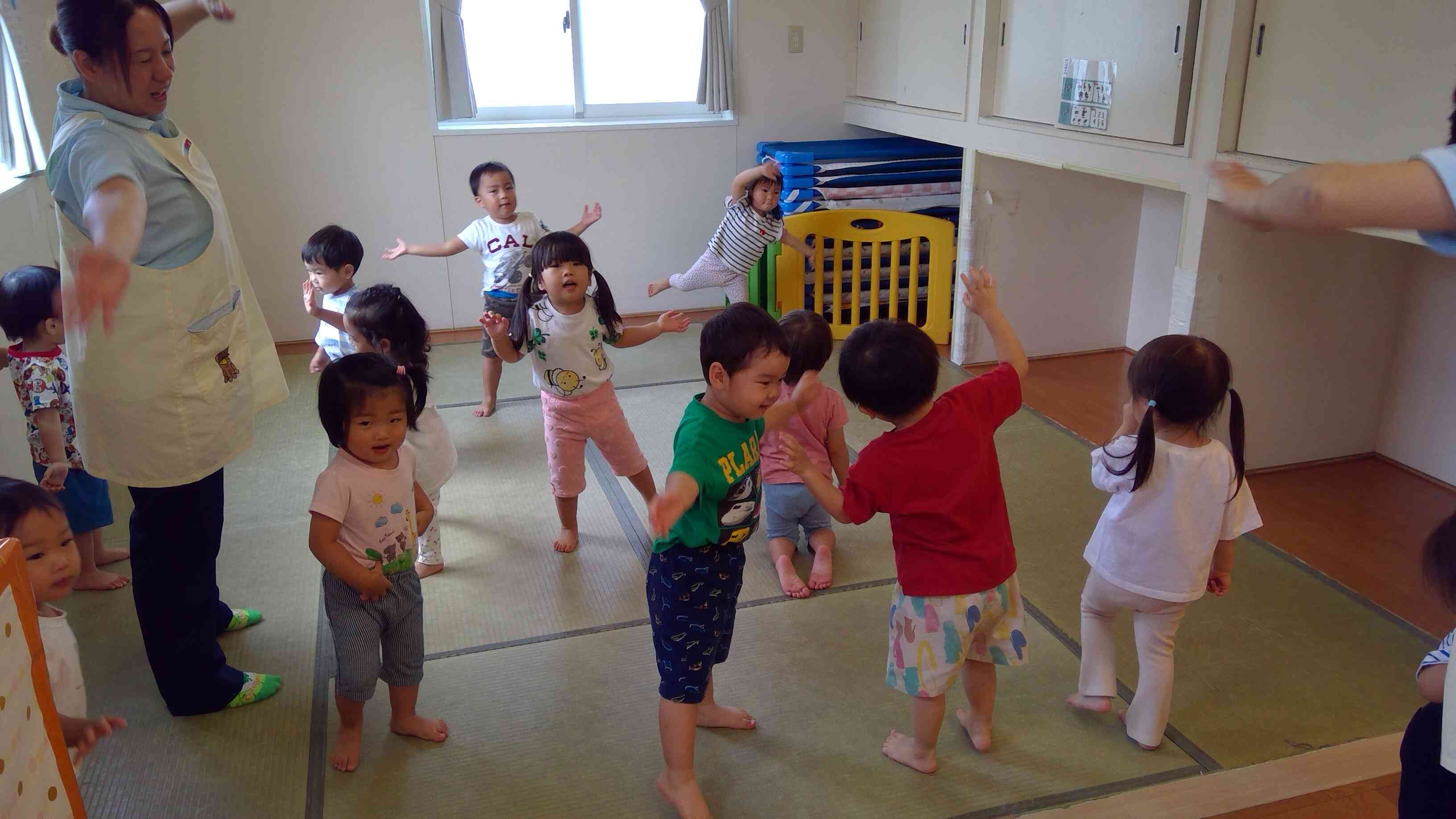 子ども達の大好きな曲がかかると、手足が動かしてニコニコで踊ります。