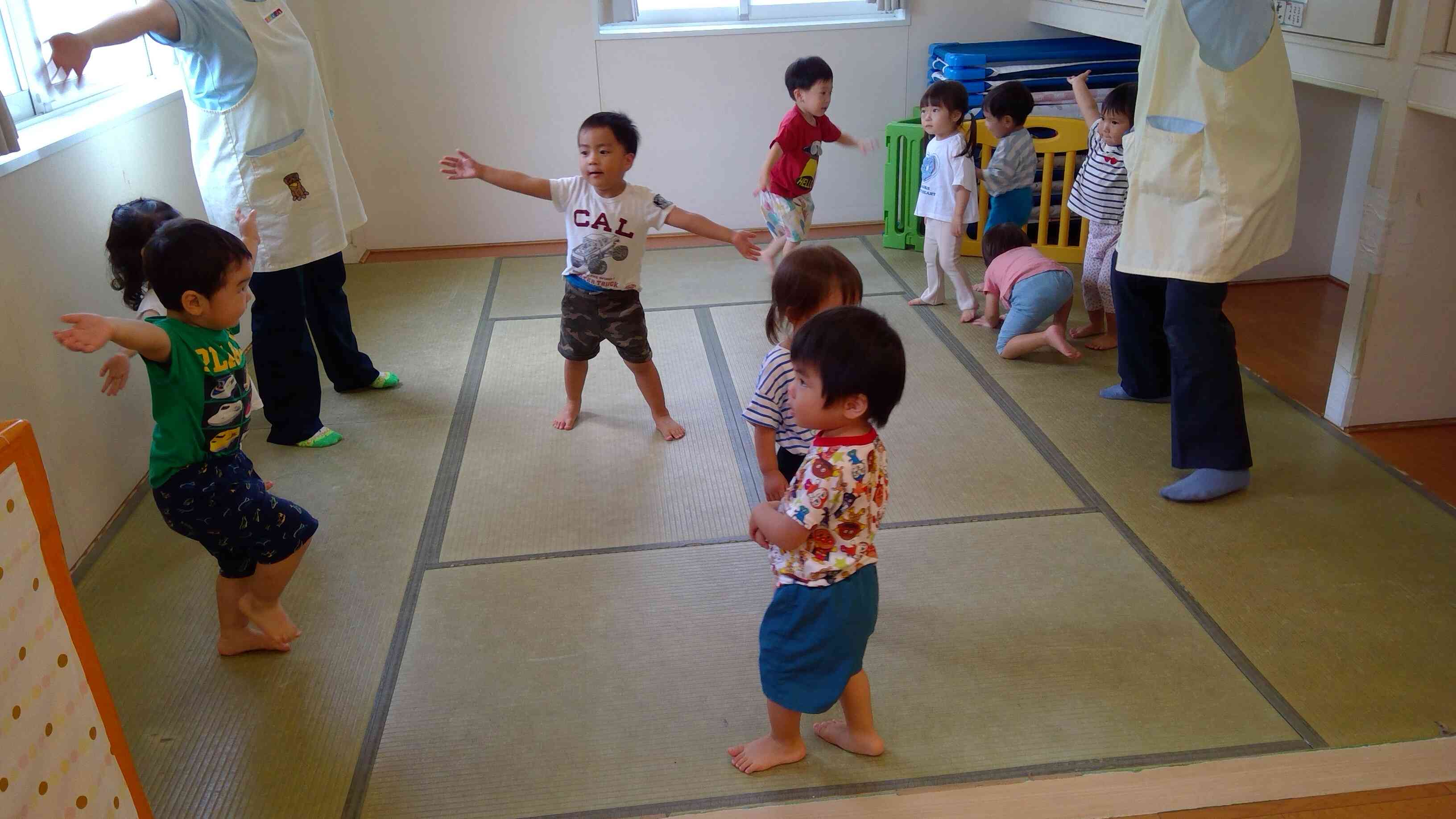 あひるぐみさんは、憧れのうさぎぐみさんの動きを観察しながら真似っこ。