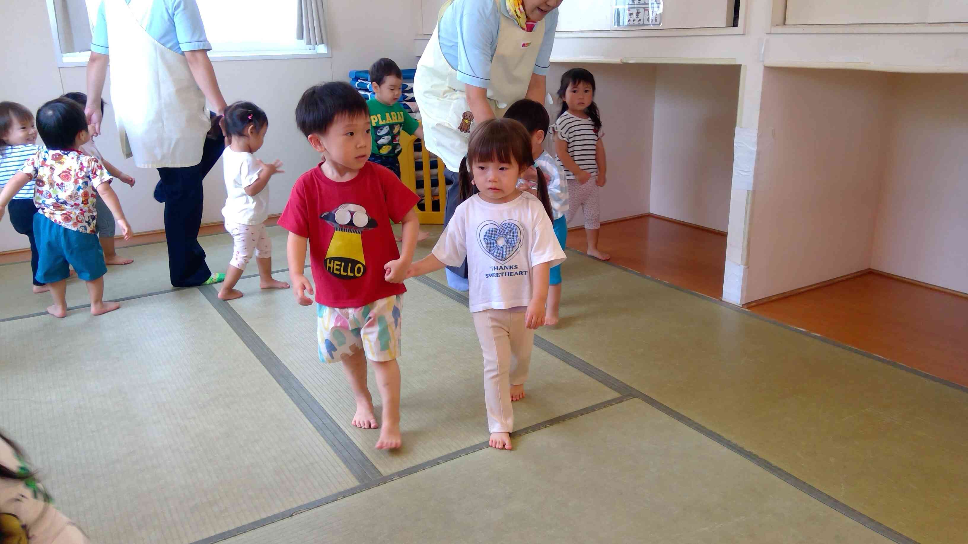 お友だちとギュッと手をつないで歩きますよ。