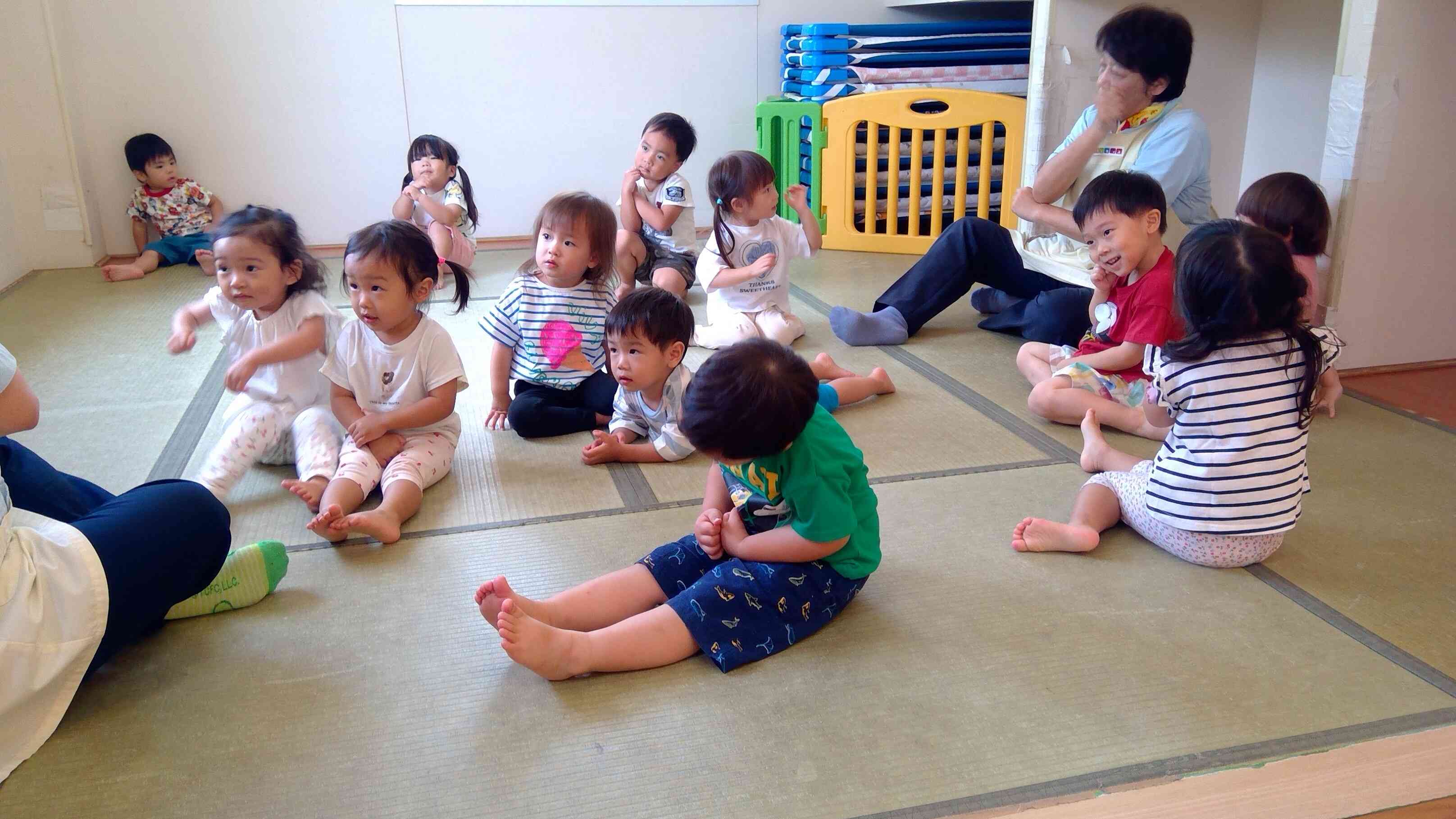 保育者を見ながら、みんなで真似っこ。