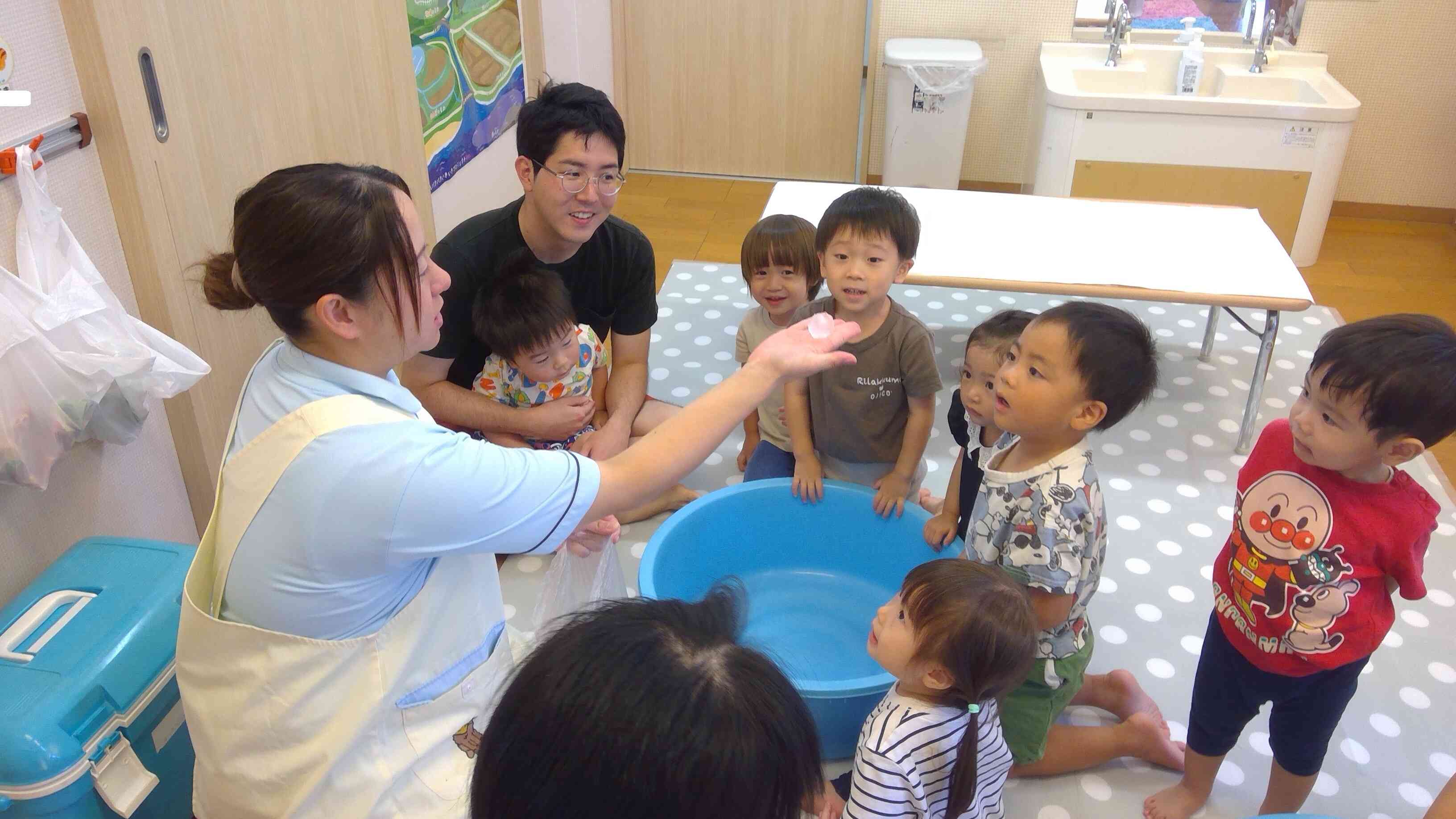 保育者が「これな～んだ？」と言って小さい氷を見せてくれました。
