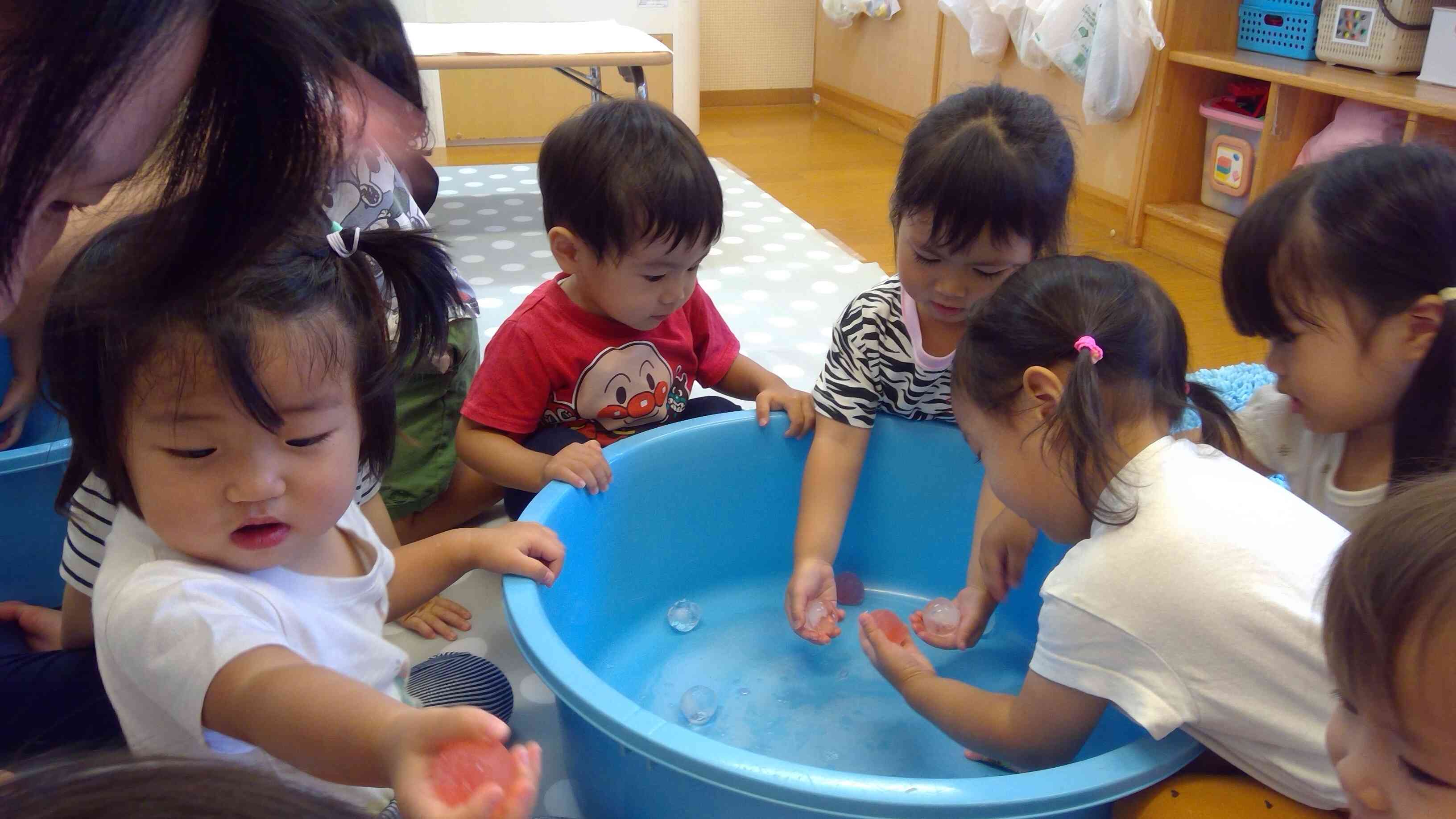 みんなで触ってみよー。「つめた～い」と大喜びの子ども達。