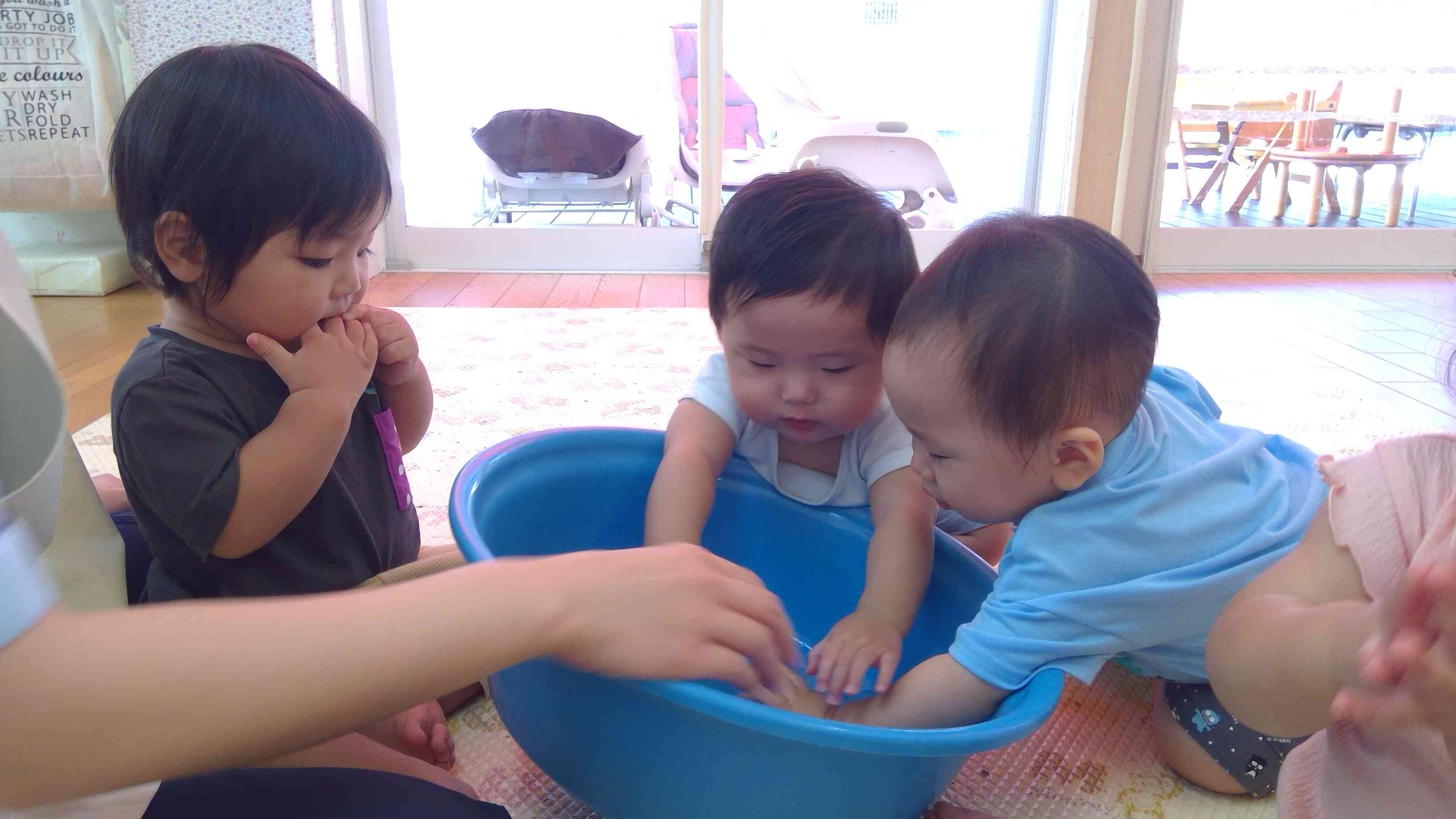 ひよこぐみさん(0歳児)も「つめた~い」