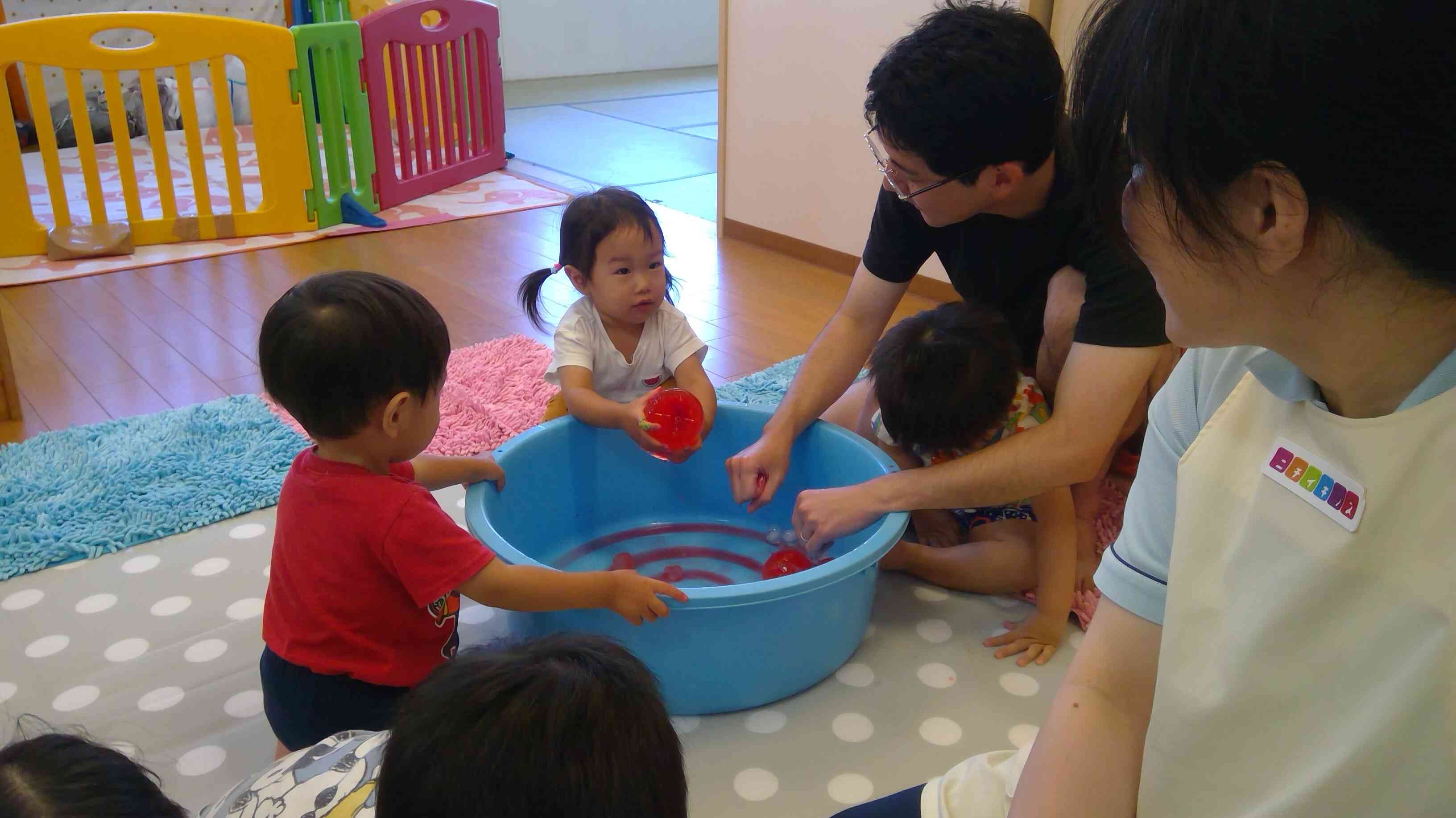赤い氷のボールつかまえたー。