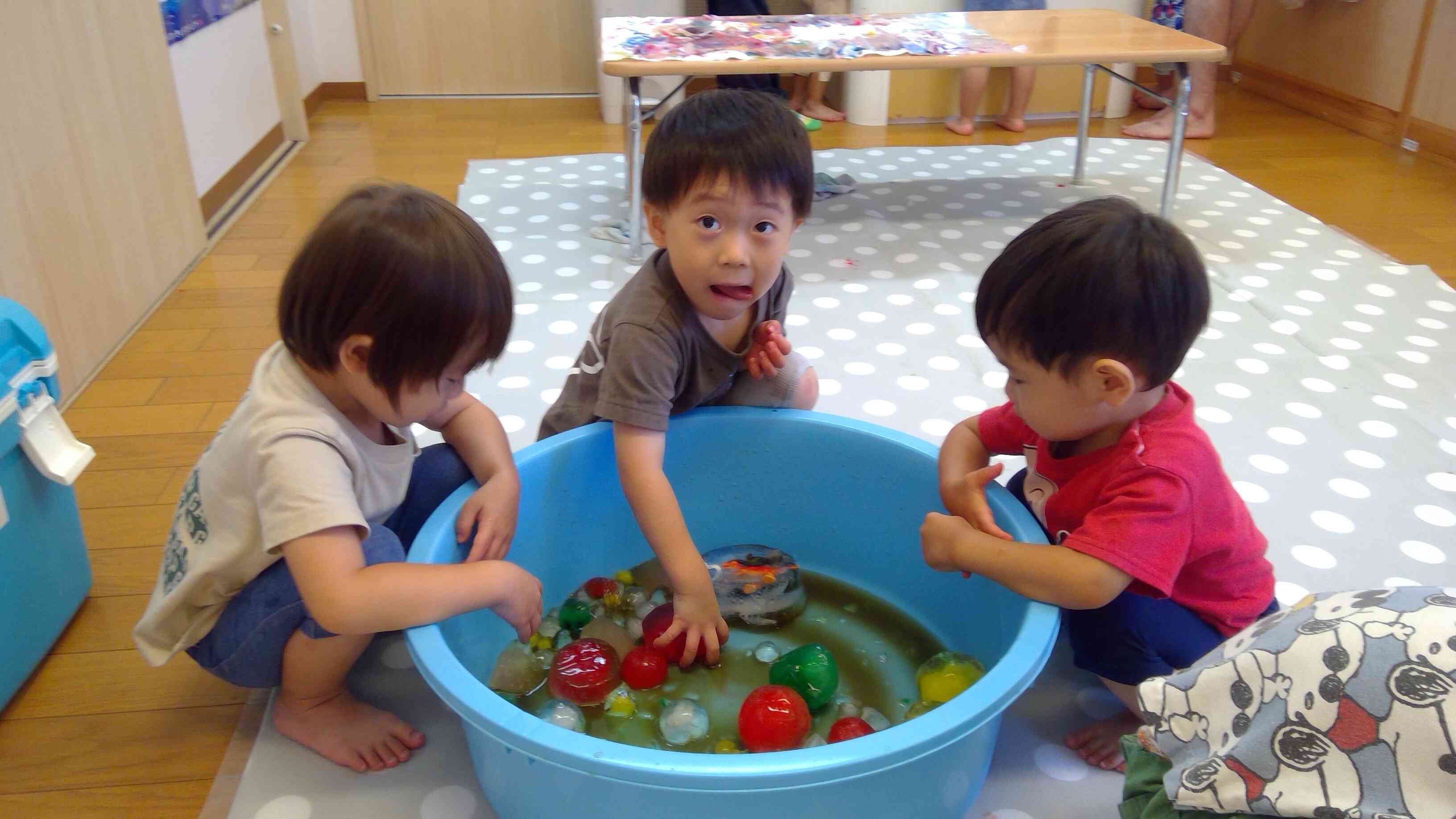 氷の中に隠れている恐竜を救出したくて、ずーっとヨシヨシして撫でてあげるおともだち。