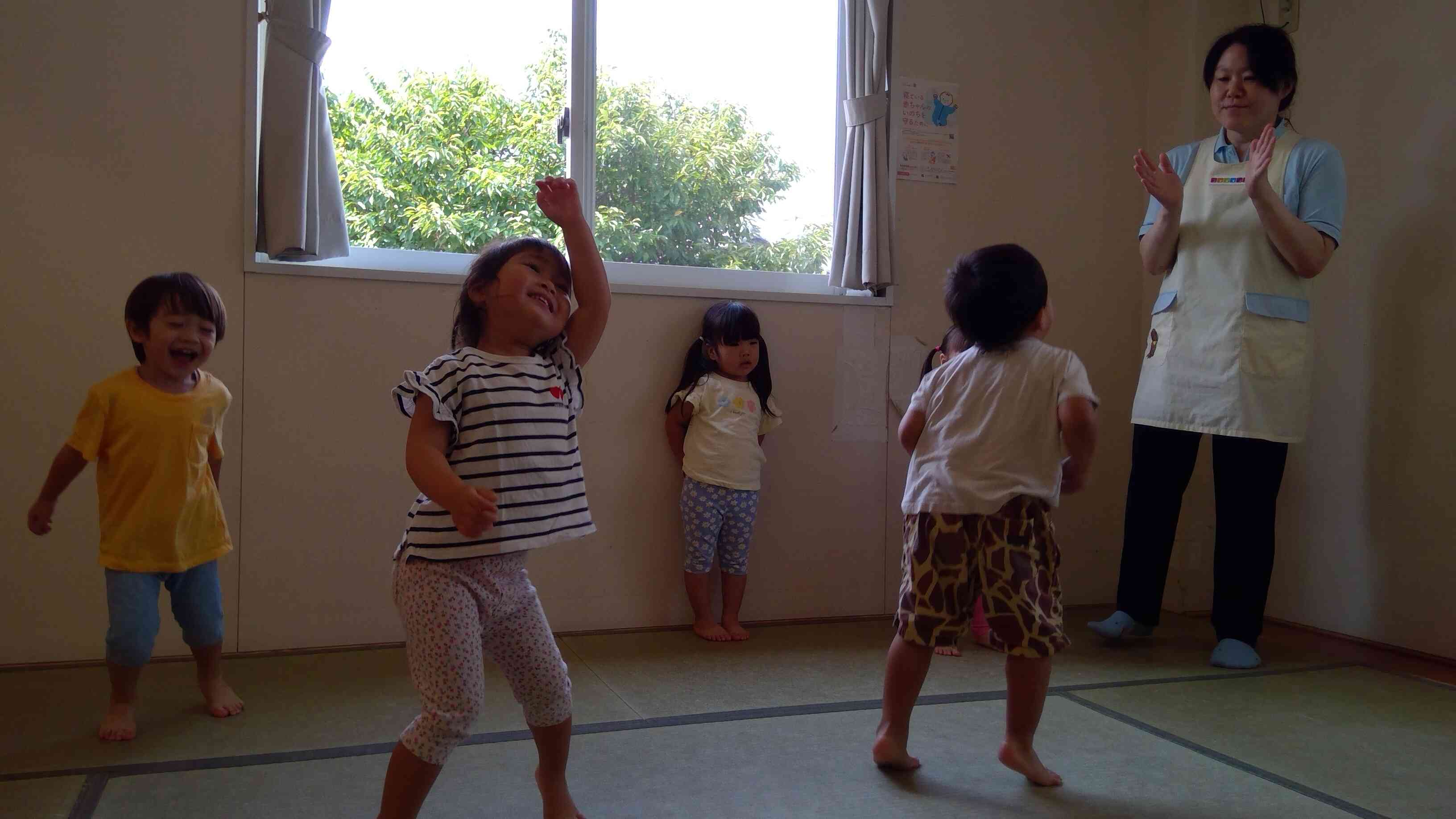 大好きなお歌。ノリノリで踊りますよ。