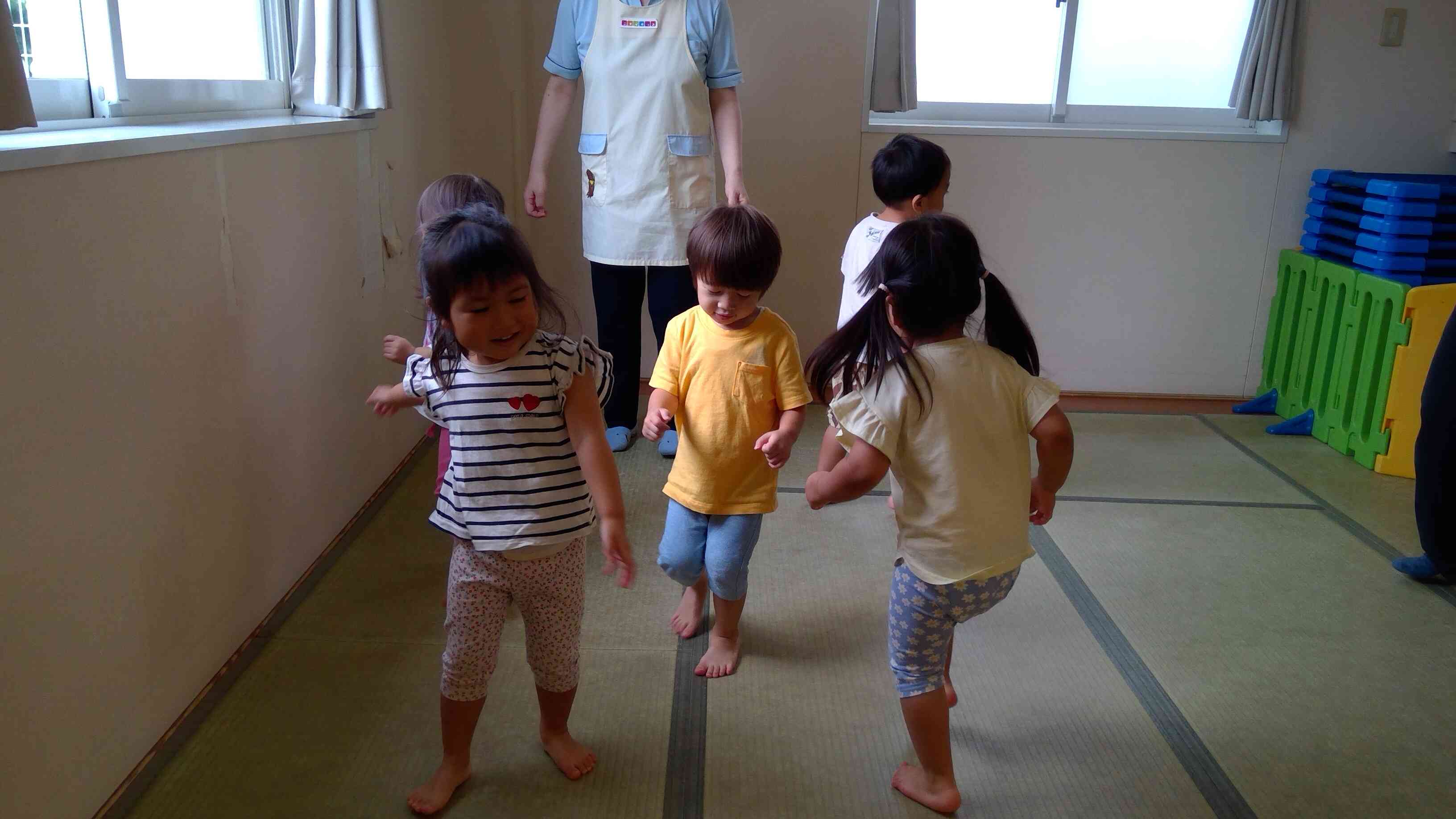 音楽に合わせて上手に歩くうさぎぐみさん。
