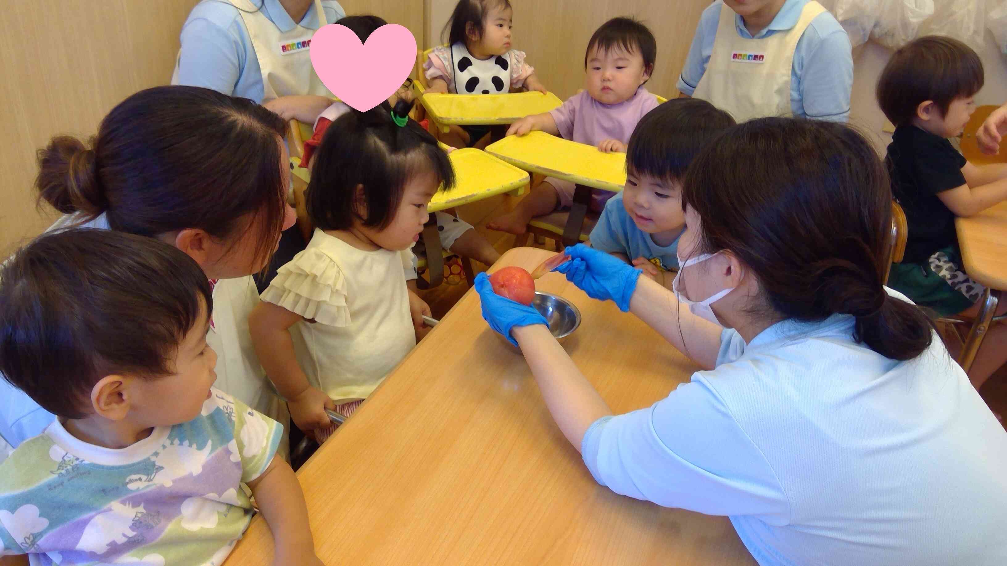 つるんとむける皮を興味津々に見つめる子ども達。