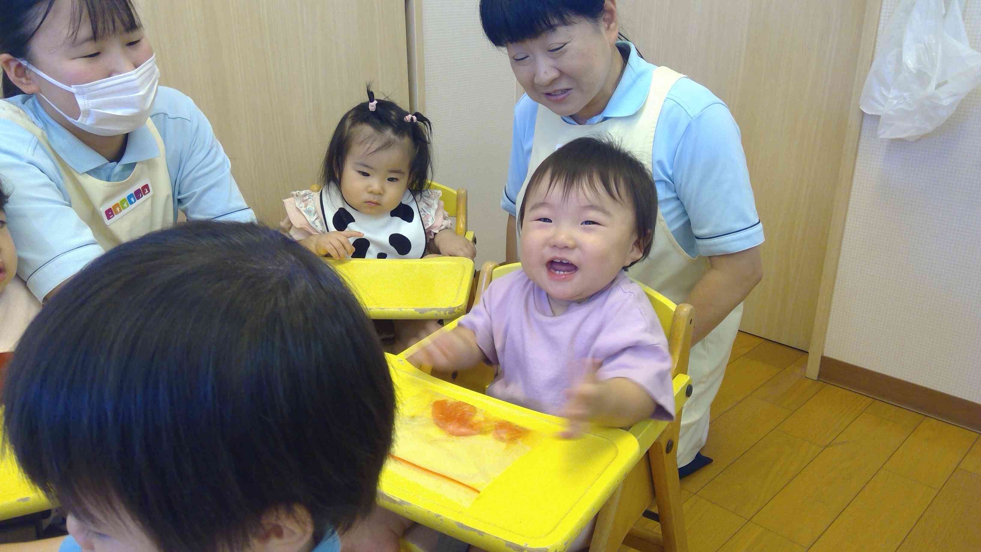 ひよこぐみさん（0歳児）もツンツンと触ってみました。