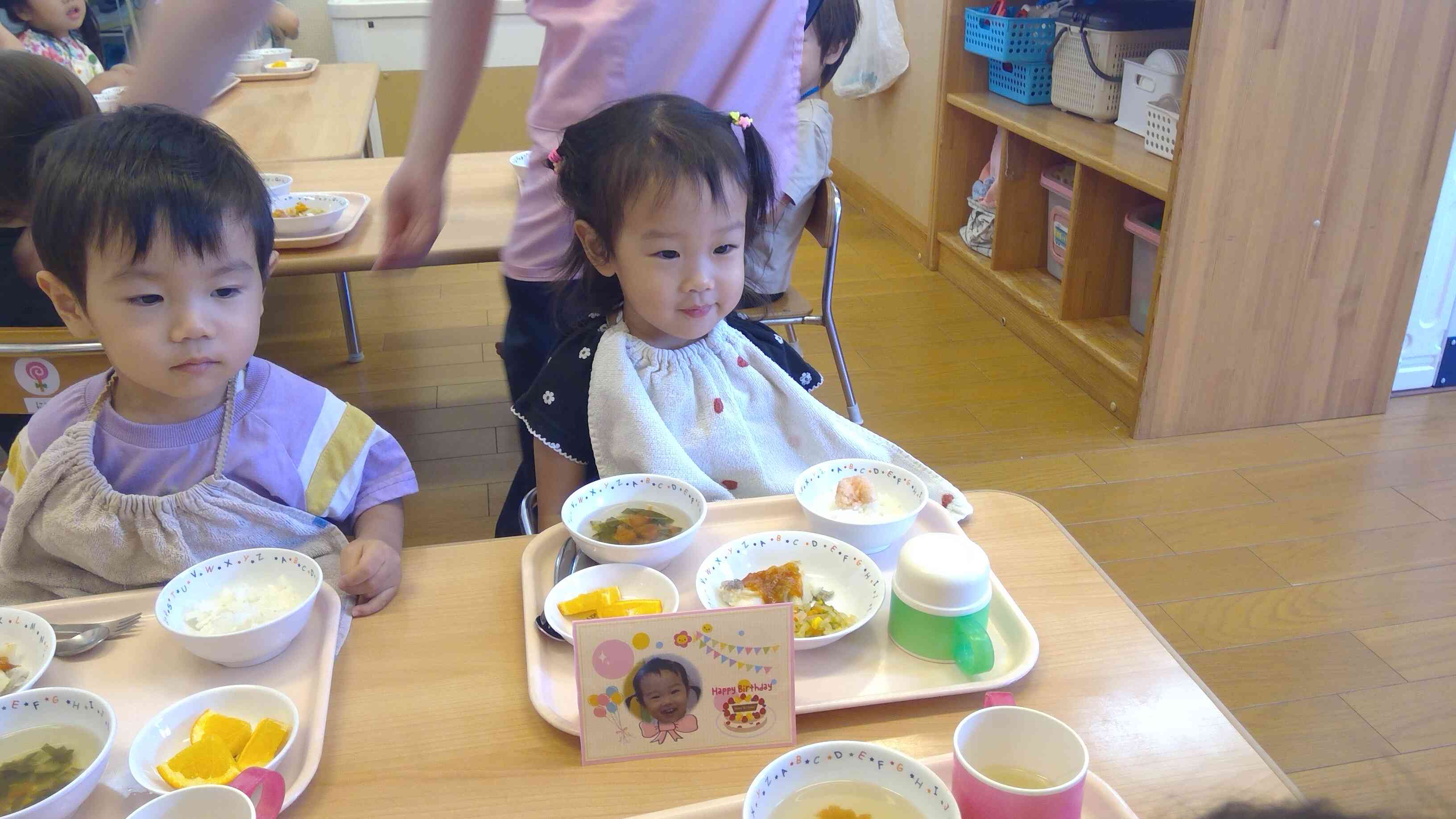 ピンクのハート型のケチャップライスがご飯にのっていますよ。