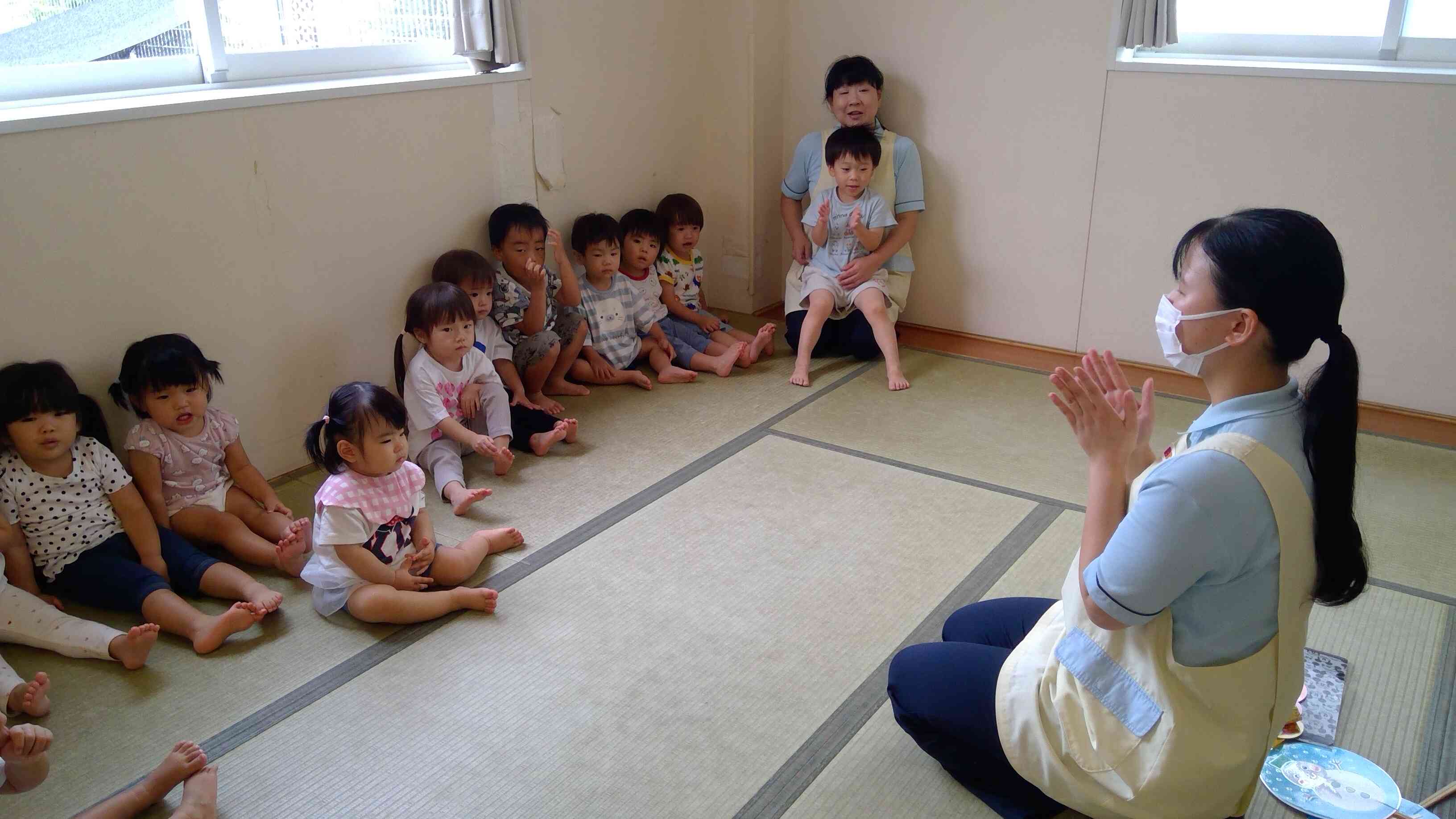 みんなで楽しい手遊び。お誕生日会はじまるよ～。