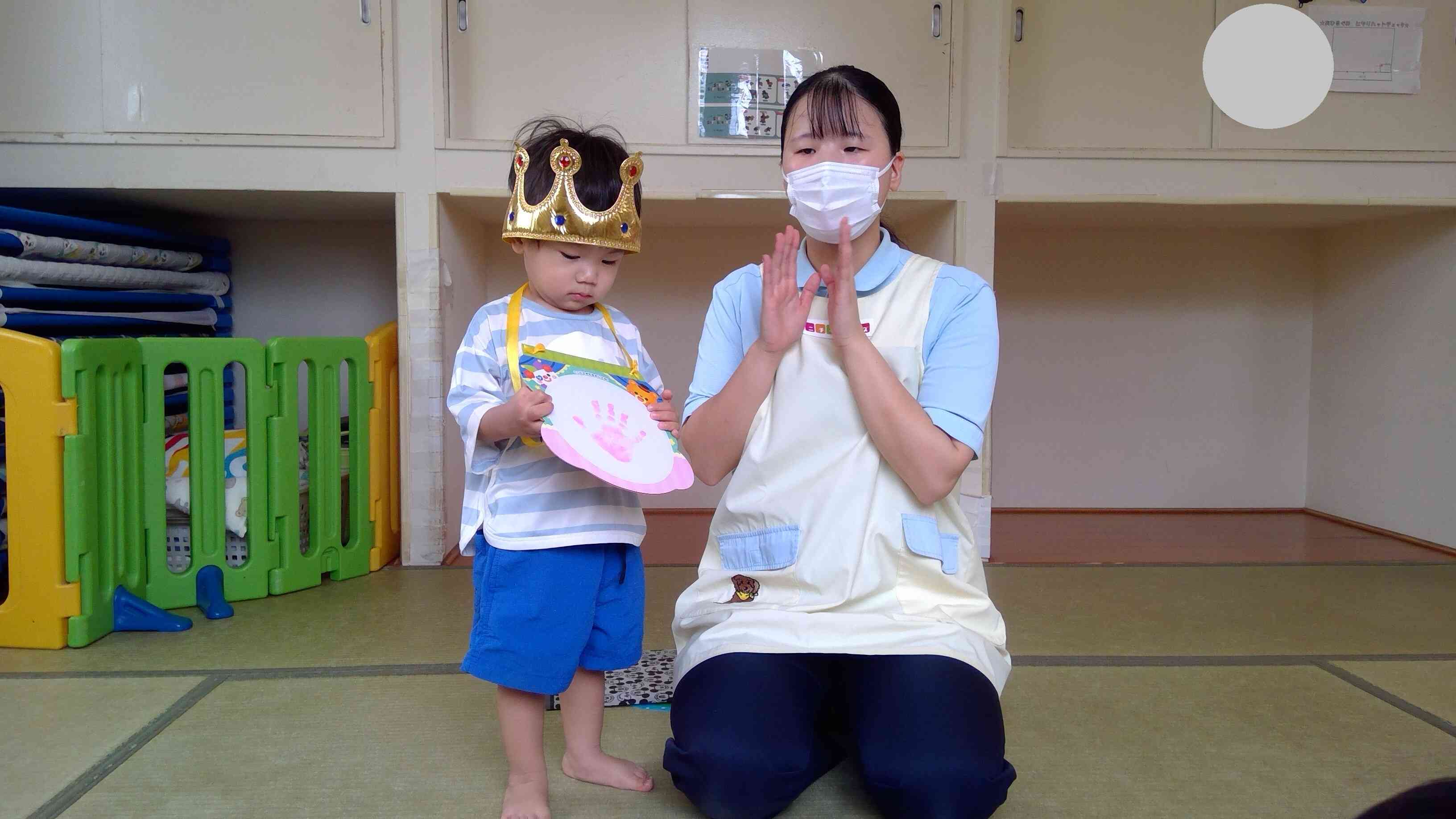 可愛い手形をペッタンしたお誕生日カード。