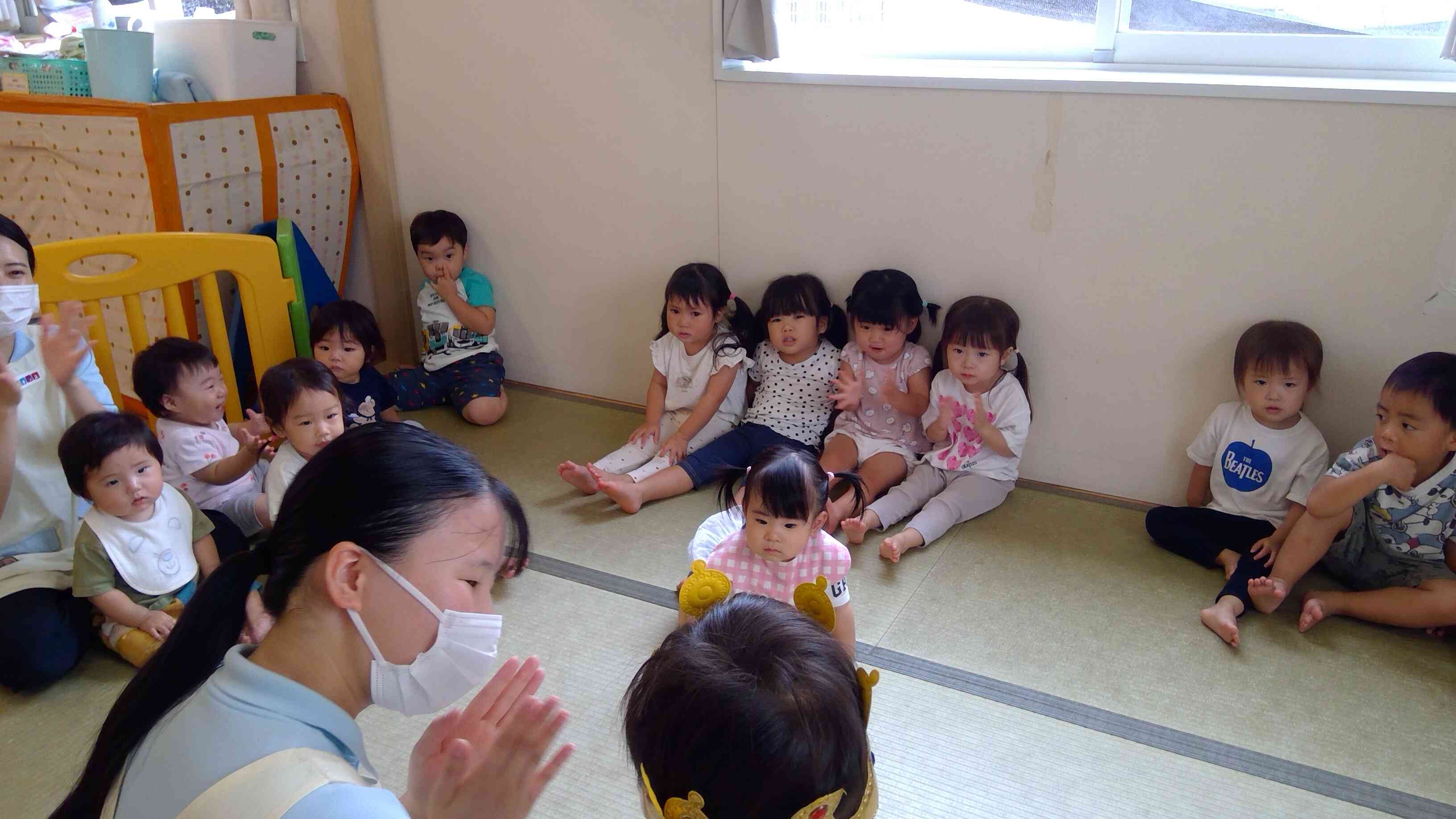 「たんたんたんたんたんじょうびー」みんなからお歌のプレゼント。